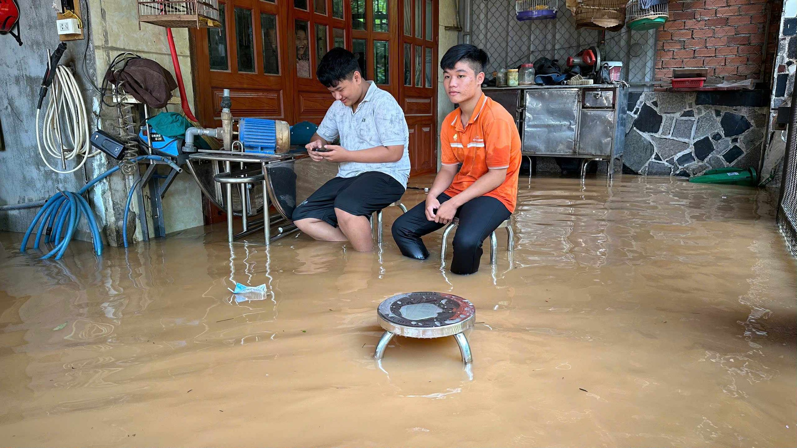 Lũ đổ về khiến hàng trăm nhà dân ngập sâu cả mét, cao tốc qua Đồng Nai ảnh hưởng nặng- Ảnh 10.