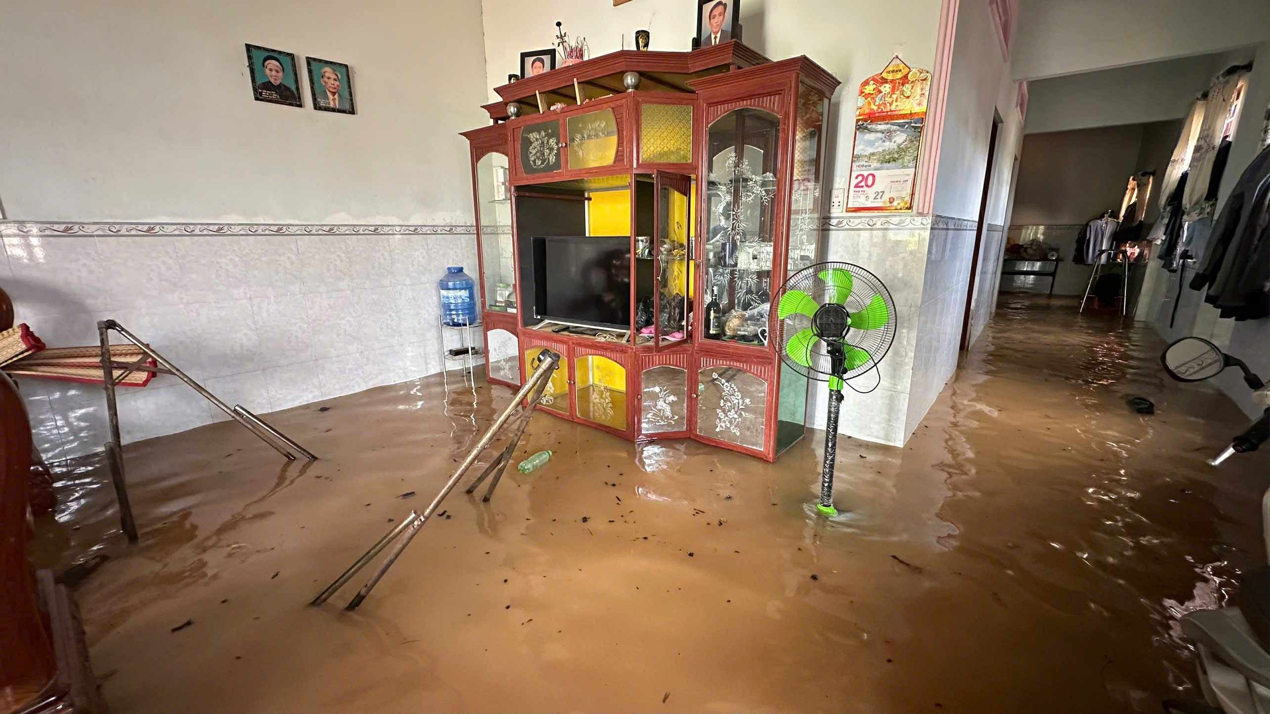 Lũ đổ về khiến hàng trăm nhà dân ngập sâu cả mét, cao tốc qua Đồng Nai ảnh hưởng nặng- Ảnh 8.