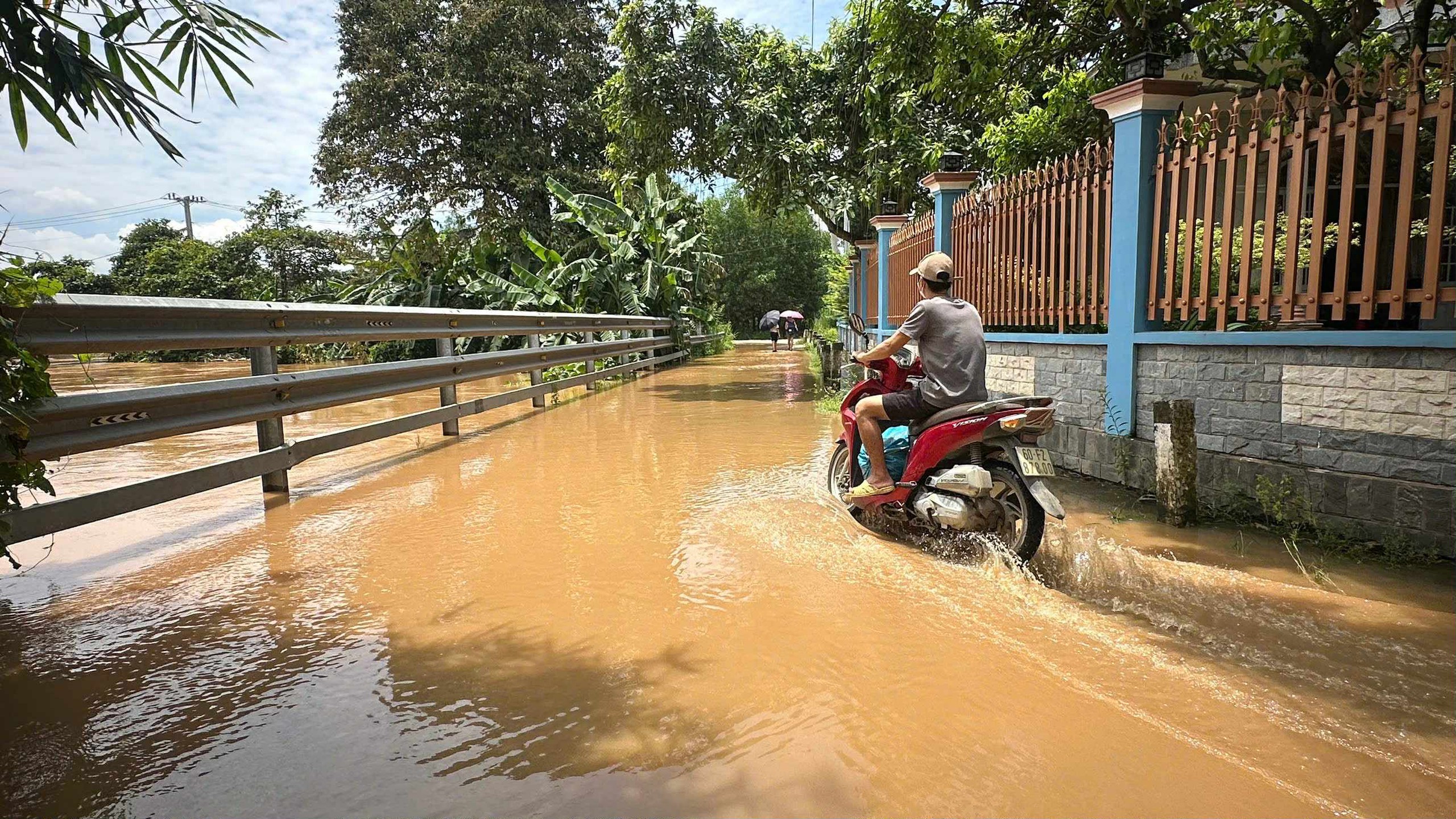 Lũ đổ về khiến hàng trăm nhà dân ngập sâu cả mét, cao tốc qua Đồng Nai ảnh hưởng nặng- Ảnh 13.