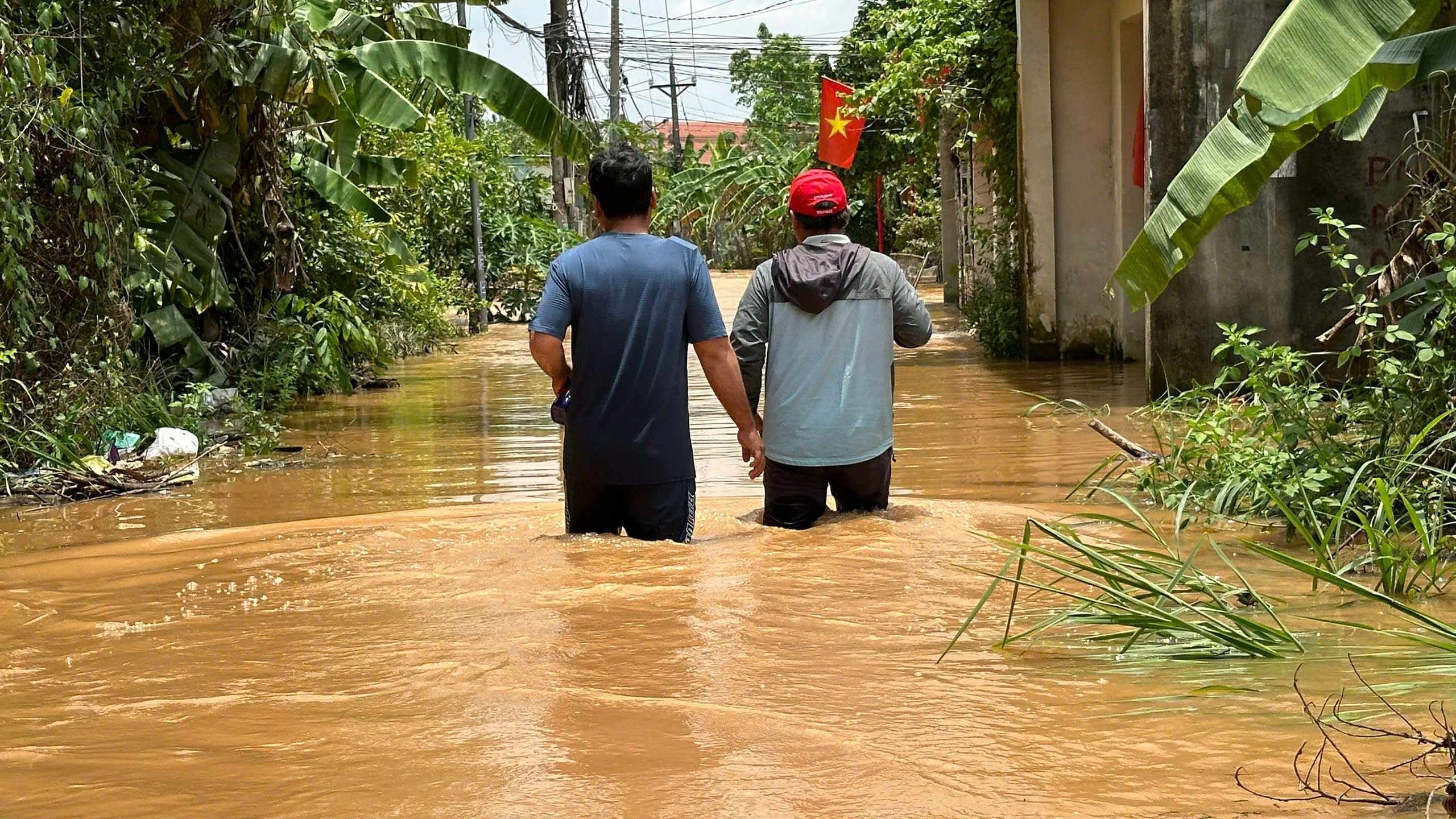 Lũ đổ về khiến hàng trăm nhà dân ngập sâu cả mét, cao tốc qua Đồng Nai ảnh hưởng nặng- Ảnh 3.