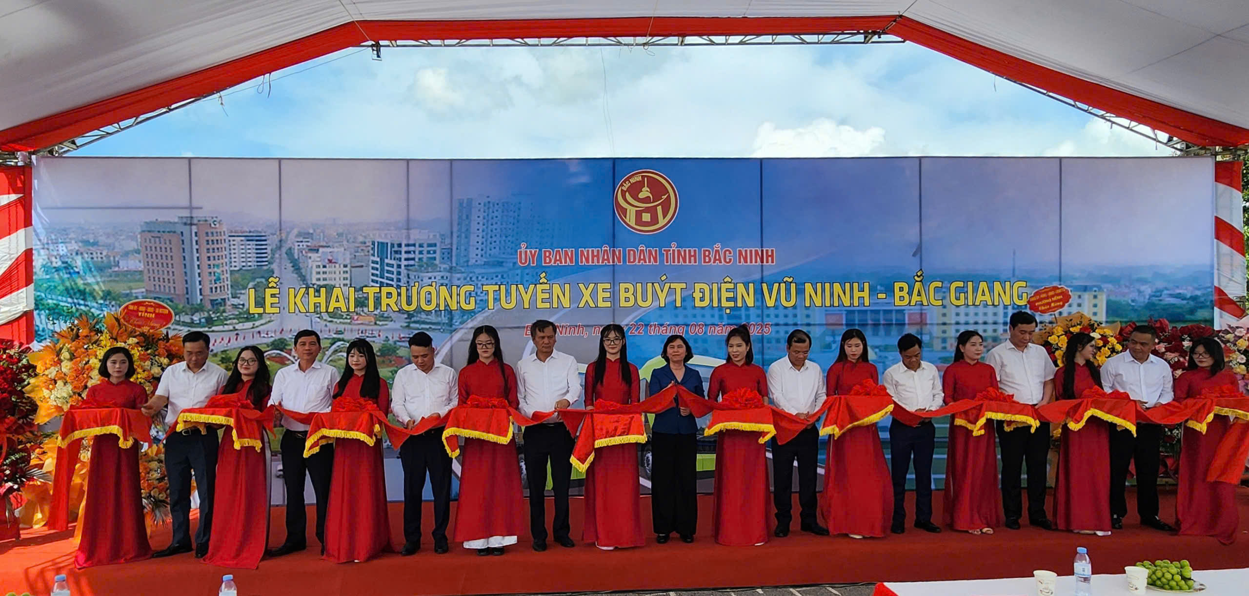 Bắc Ninh chính thức có tuyến buýt điện đầu tiên- Ảnh 2.