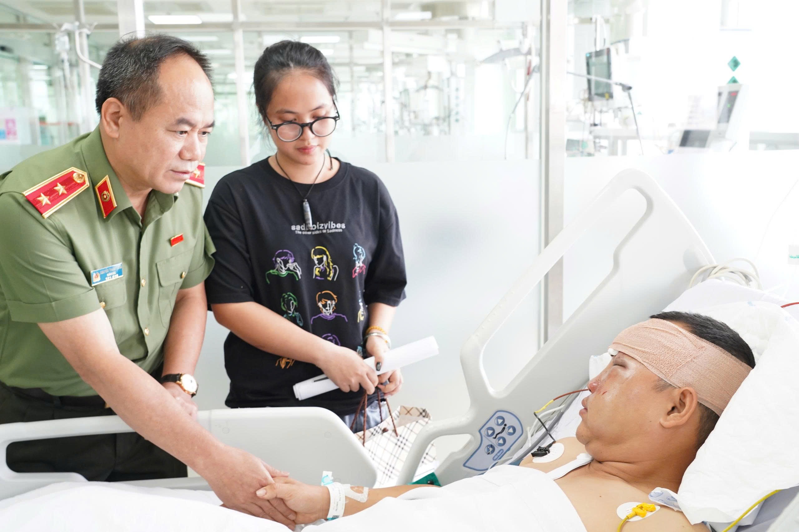 Đại úy cảnh sát cơ động bị "quái xế" tông đã qua cơn nguy kịch- Ảnh 1.