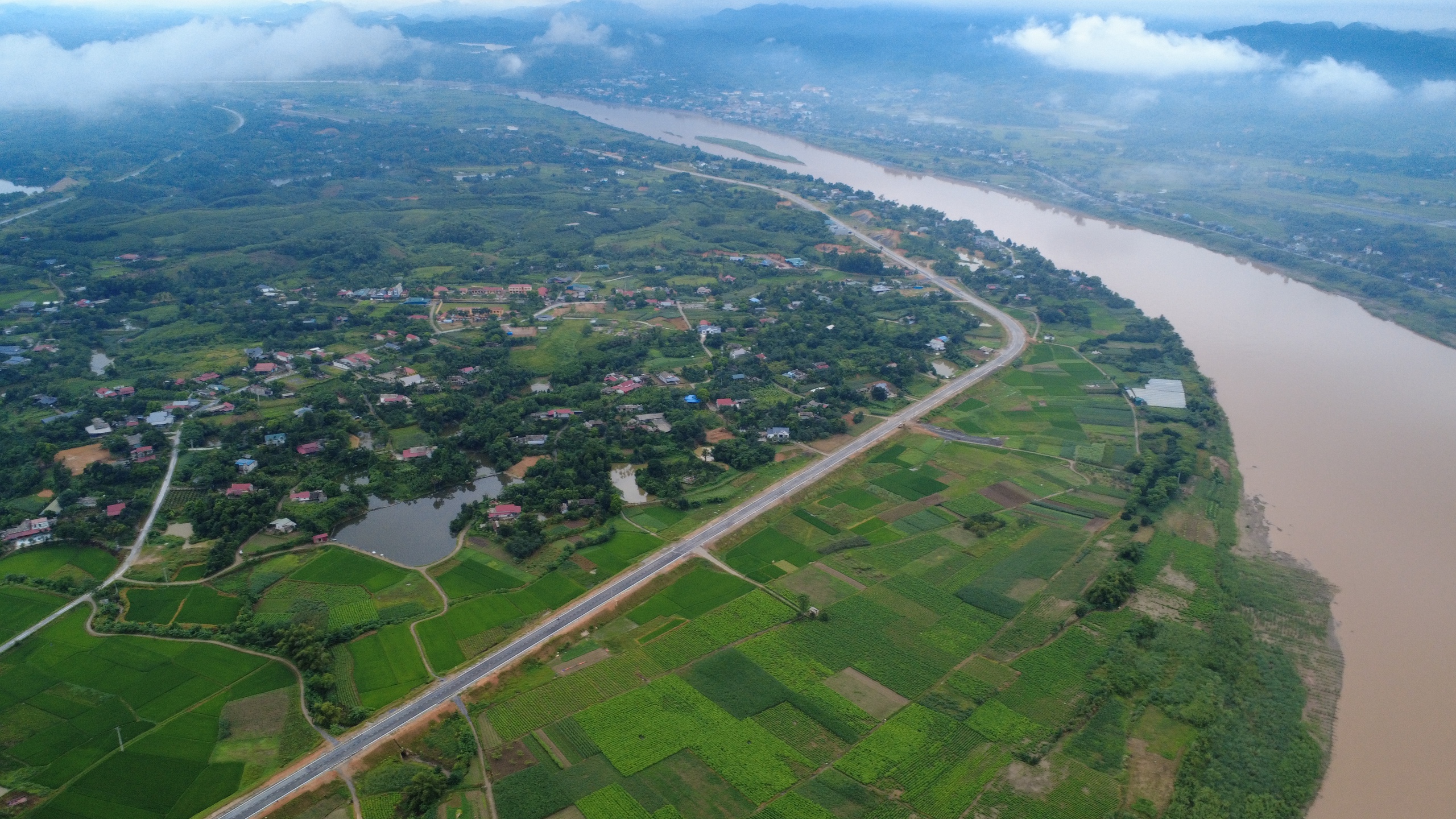 Lào Cai: Tuyến đường mở tương lai cho người dân khu vực hồ Thác Bà- Ảnh 5. Lào Cai: Tuyến đường mở tương lai cho người dân khu vực hồ Thác Bà- Ảnh 5.