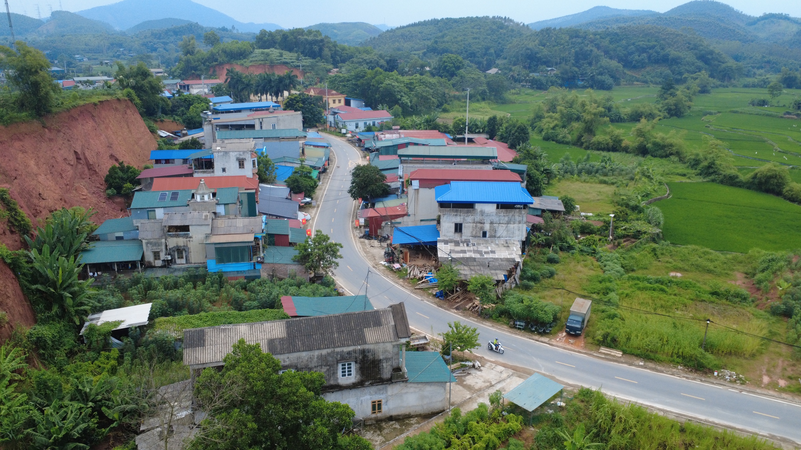 Lào Cai: Tuyến đường mở tương lai cho người dân khu vực hồ Thác Bà- Ảnh 1. Lào Cai: Tuyến đường mở tương lai cho người dân khu vực hồ Thác Bà- Ảnh 1.