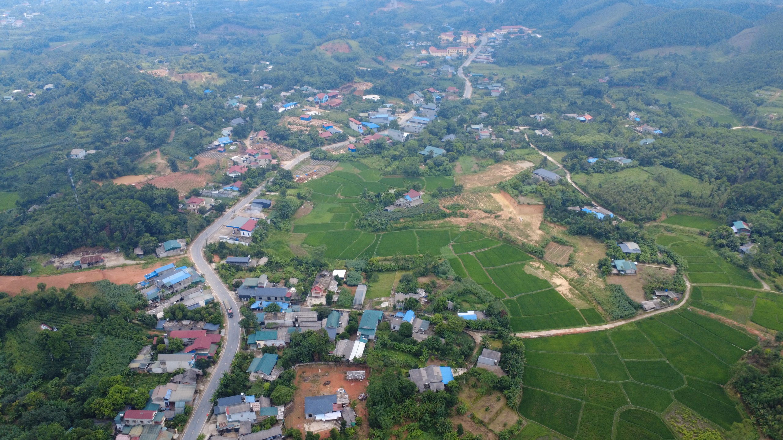 Lào Cai: Tuyến đường mở tương lai cho người dân khu vực hồ Thác Bà- Ảnh 2. Lào Cai: Tuyến đường mở tương lai cho người dân khu vực hồ Thác Bà- Ảnh 2.