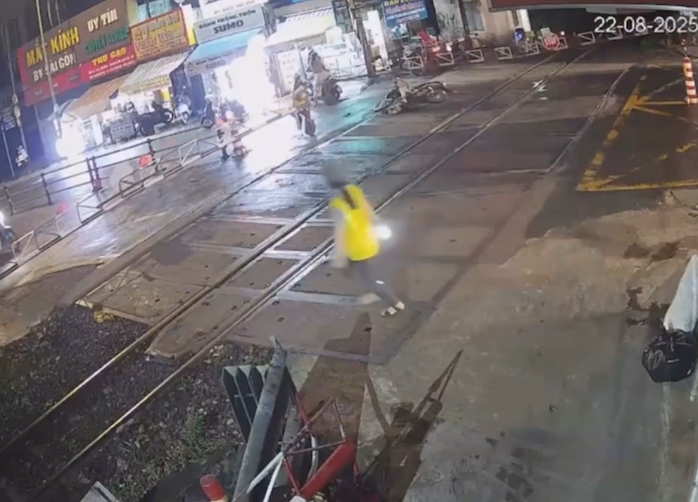 Thanh niên phóng xe máy tông sập barie đường ngang khi tàu hỏa đang lao đến- Ảnh 1. Thanh niên phóng xe máy tông sập barie đường ngang khi tàu hỏa đang lao đến- Ảnh 1.