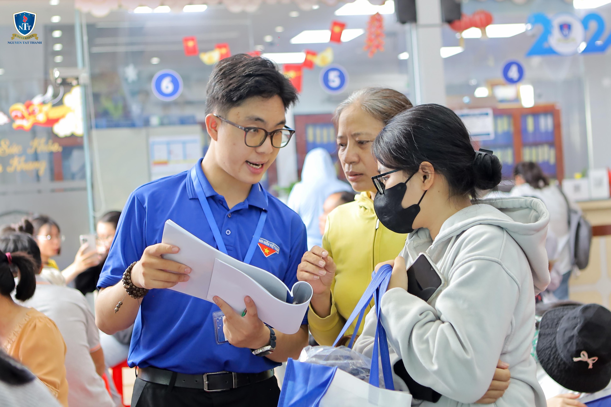 Nhiều trường đại học TP.HCM công bố điểm chuẩn 2025, ngành "hot" tiếp tục giữ mức cao- Ảnh 3. Nhiều trường đại học TP.HCM công bố điểm chuẩn 2025, ngành "hot" tiếp tục giữ mức cao- Ảnh 3.