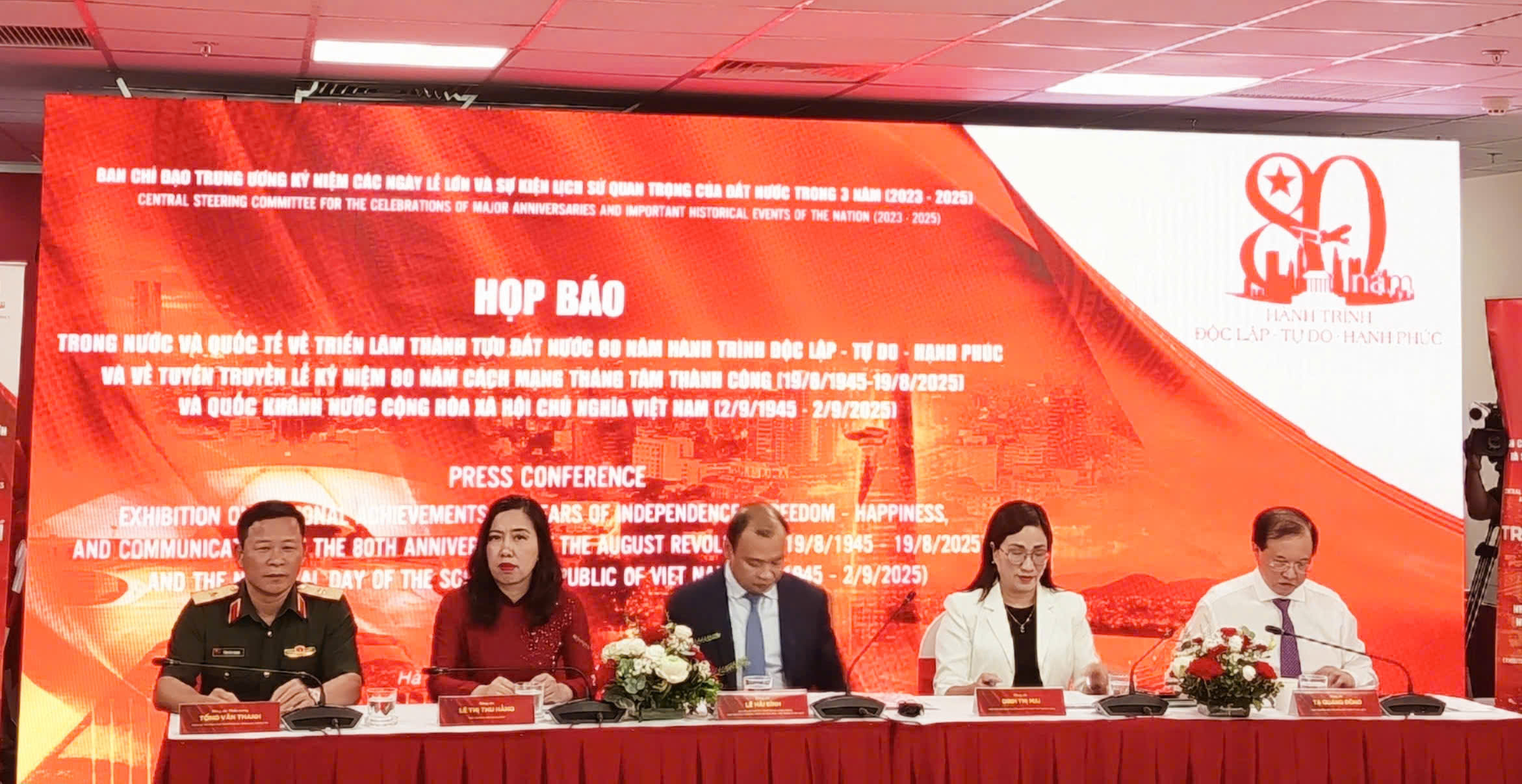 Khai trương Trung tâm Báo chí Triển lãm thành tựu đất nước - Ảnh 2. Khai trương Trung tâm Báo chí Triển lãm thành tựu đất nước - Ảnh 2.