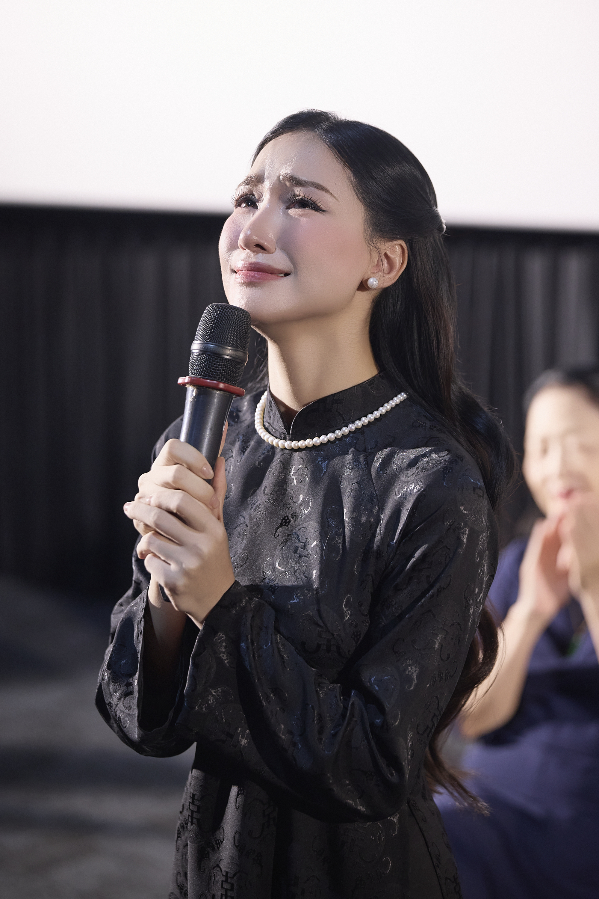 Hòa Minzy khóc nức nở trong buổi ra mắt MV Nỗi đau giữa hòa bình- Ảnh 7. Hòa Minzy khóc nức nở trong buổi ra mắt MV Nỗi đau giữa hòa bình- Ảnh 7.