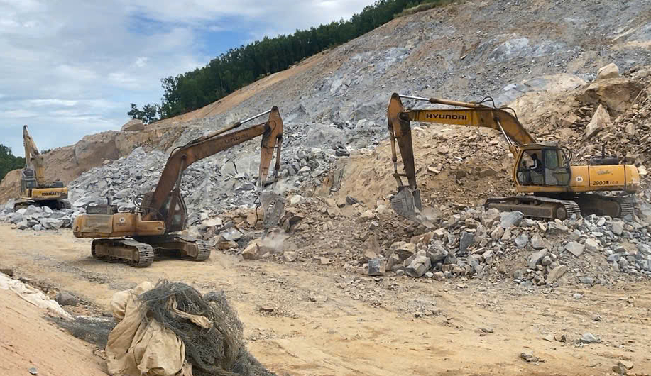 Thông điểm nghẽn mặt bằng, nhà thầu tăng tốc thi công cao tốc qua Quảng Ngãi- Ảnh 3.