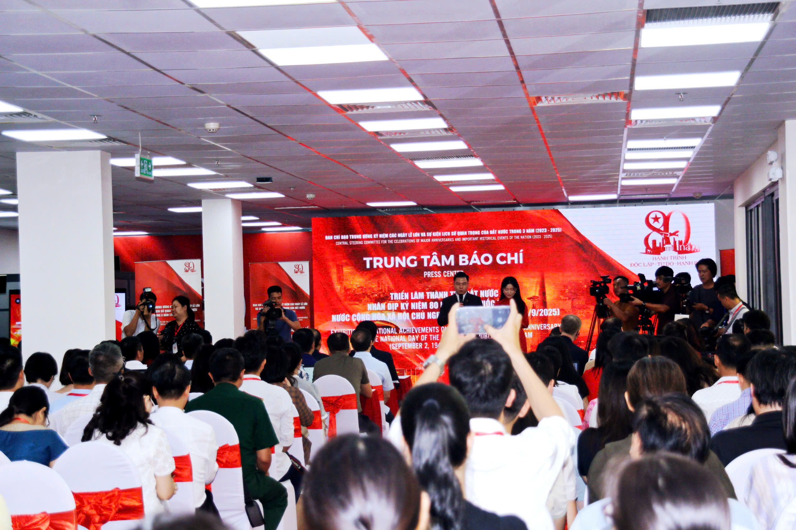 Khai trương Trung tâm Báo chí Triển lãm thành tựu đất nước - Ảnh 4. Khai trương Trung tâm Báo chí Triển lãm thành tựu đất nước - Ảnh 4.