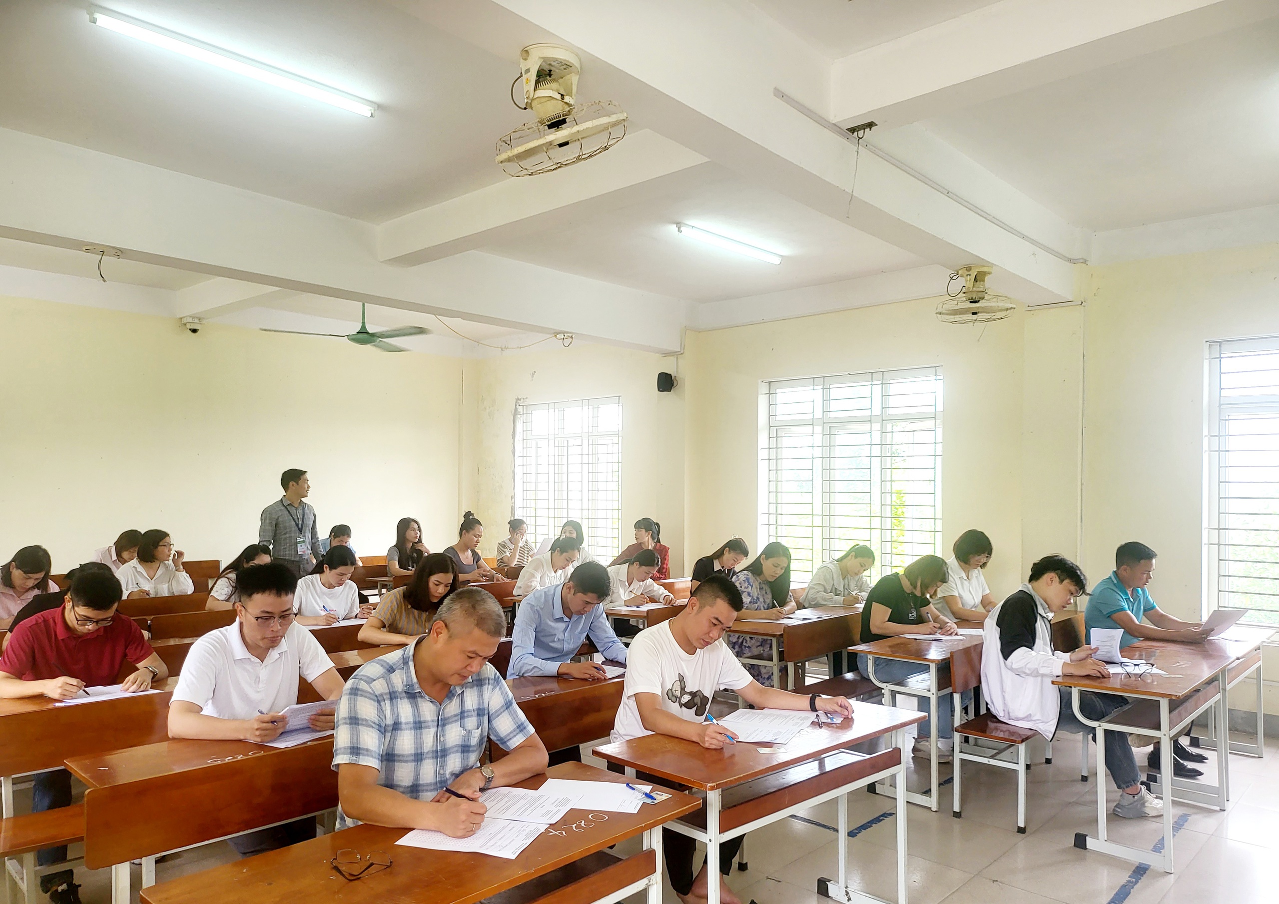Hà Tĩnh: Bốc thăm chọn 2.000 hồ sơ thi chứng chỉ hành nghề môi giới bất động sản- Ảnh 1. Hà Tĩnh: Bốc thăm chọn 2.000 hồ sơ thi chứng chỉ hành nghề môi giới bất động sản- Ảnh 1.