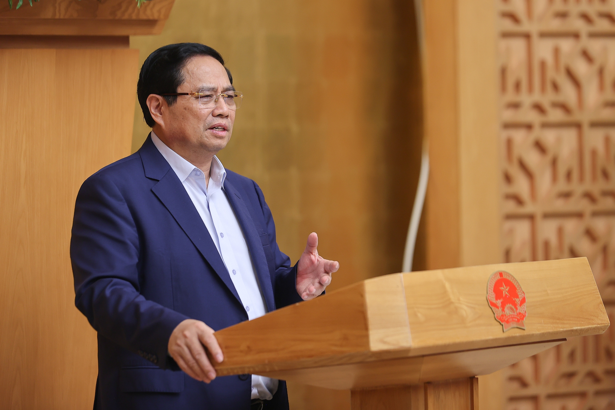 Tháo gỡ vướng mắc, giải quyết thủ tục cho người dân, doanh nghiệp là nhiệm vụ hàng đầu- Ảnh 1. Tháo gỡ vướng mắc, giải quyết thủ tục cho người dân, doanh nghiệp là nhiệm vụ hàng đầu- Ảnh 1.