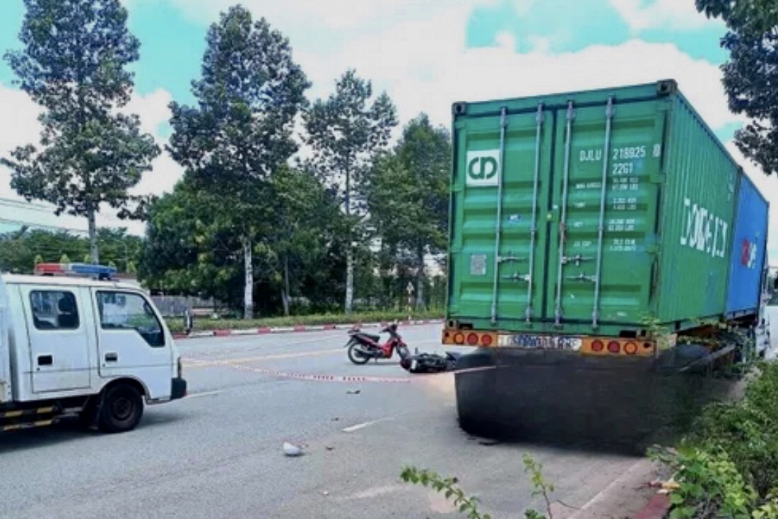 TP.HCM: Đôi nam nữ đi xe máy tông vào xe container, một người tử vong tại chỗ- Ảnh 1. TP.HCM: Đôi nam nữ đi xe máy tông vào xe container, một người tử vong tại chỗ- Ảnh 1.