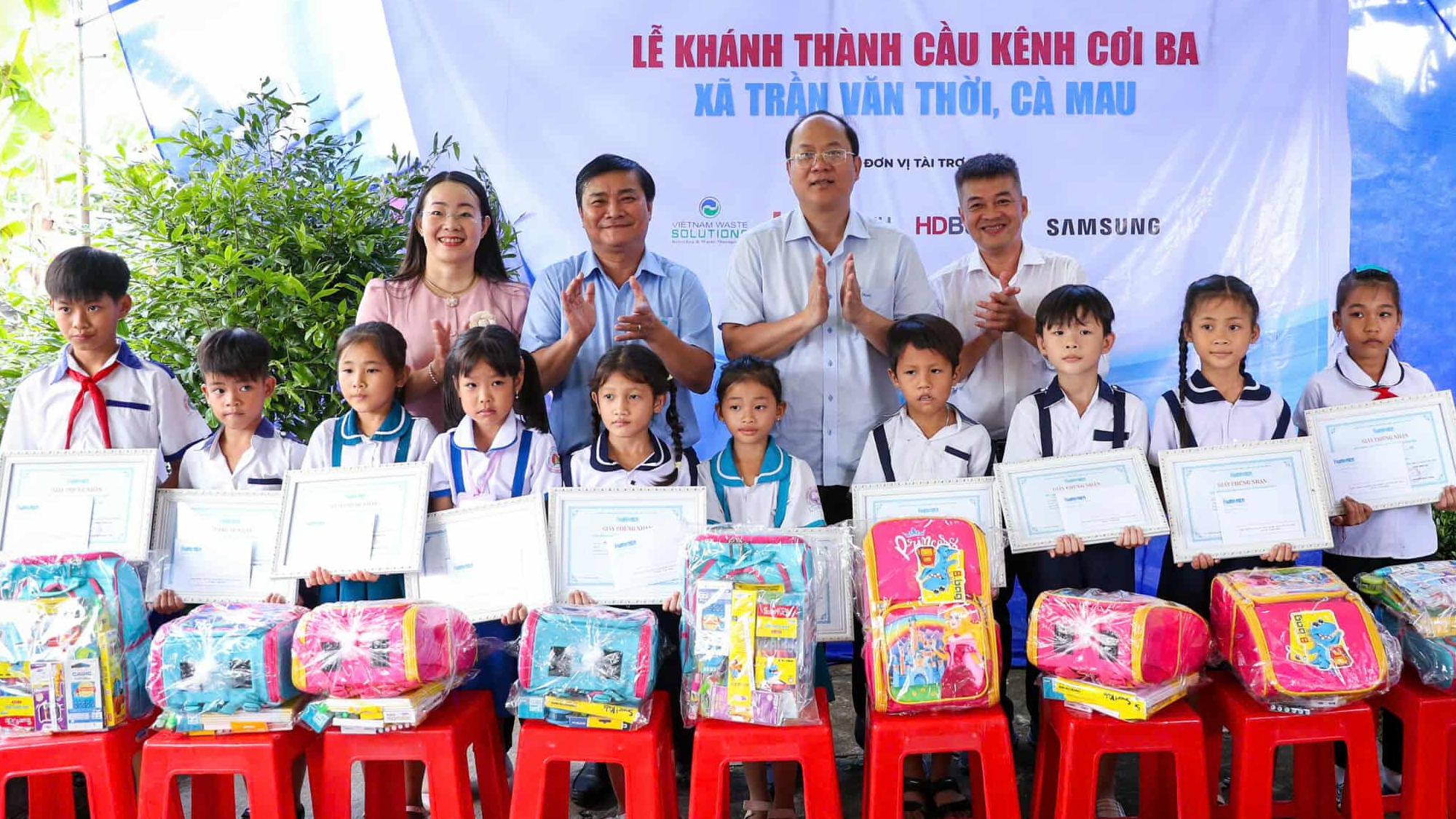 Khánh thành cây cầu cho người dân vùng sâu ở Cà Mau- Ảnh 2. Khánh thành cây cầu cho người dân vùng sâu ở Cà Mau- Ảnh 2.