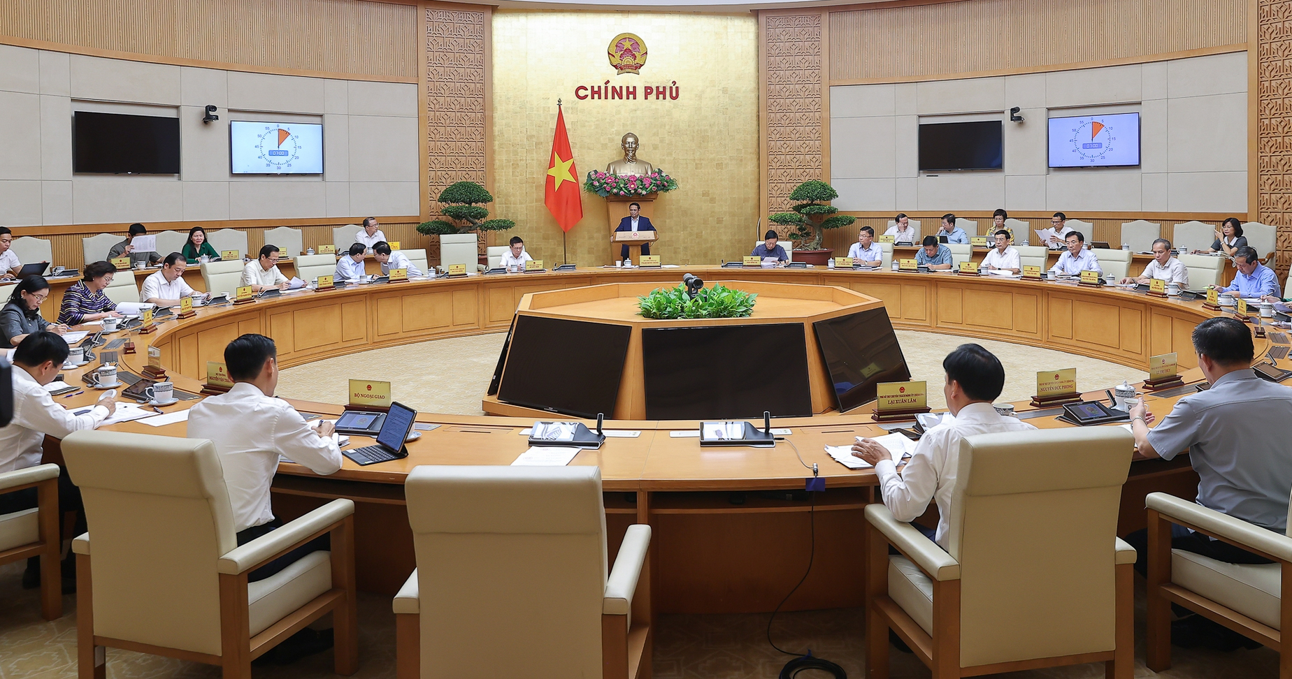 Tháo gỡ vướng mắc, giải quyết thủ tục cho người dân, doanh nghiệp là nhiệm vụ hàng đầu- Ảnh 2. Tháo gỡ vướng mắc, giải quyết thủ tục cho người dân, doanh nghiệp là nhiệm vụ hàng đầu- Ảnh 2.