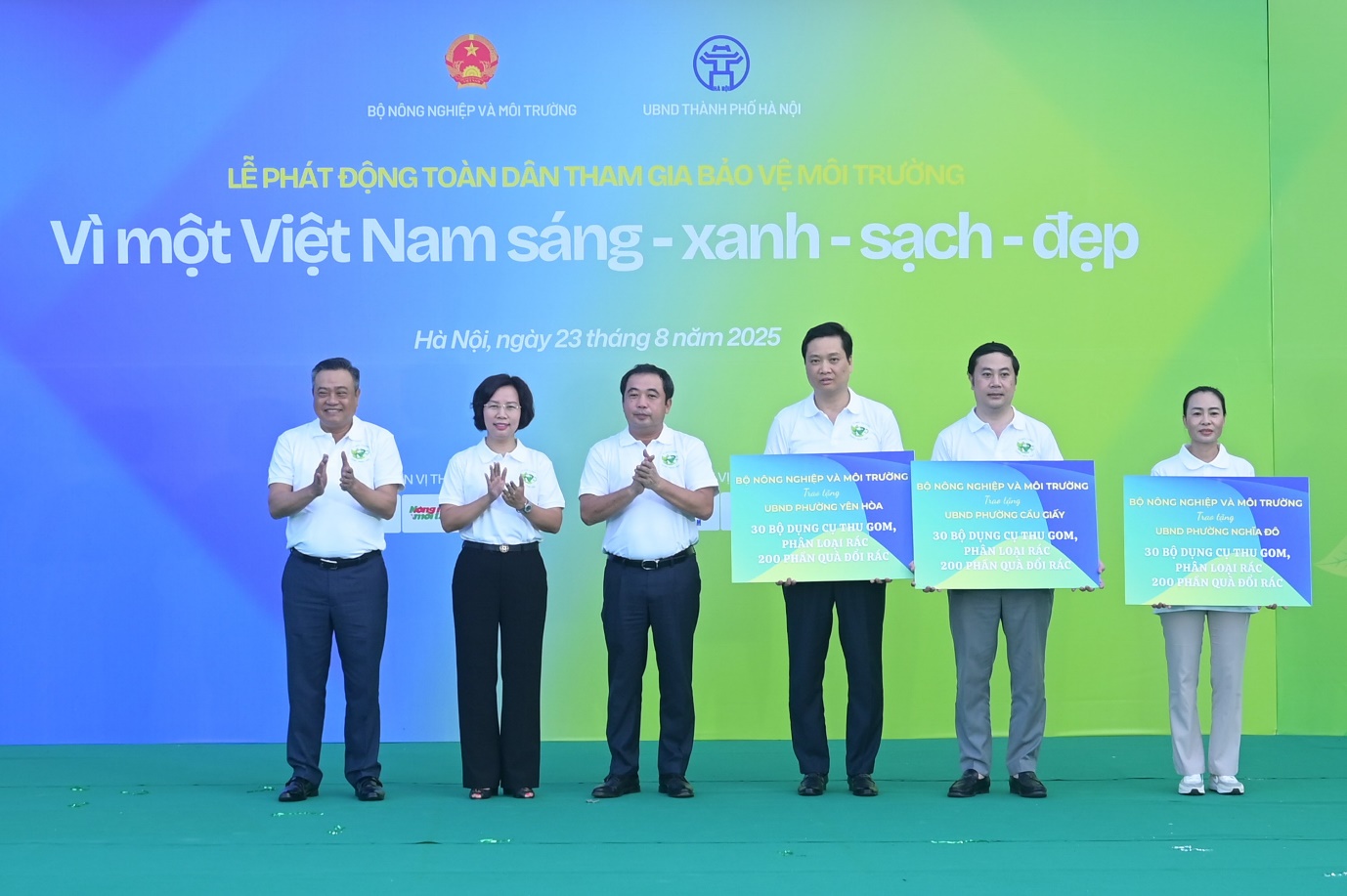 Lãnh đạo Bộ Nông nghiệp và Môi trường “xắn tay áo” cùng người dân dọn rác sau lễ phát động- Ảnh 1. Lãnh đạo Bộ Nông nghiệp và Môi trường “xắn tay áo” cùng người dân dọn rác sau lễ phát động- Ảnh 1.