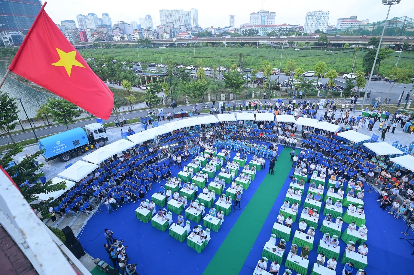 Lãnh đạo Bộ Nông nghiệp và Môi trường “xắn tay áo” cùng người dân dọn rác sau lễ phát động- Ảnh 2. Lãnh đạo Bộ Nông nghiệp và Môi trường “xắn tay áo” cùng người dân dọn rác sau lễ phát động- Ảnh 2.