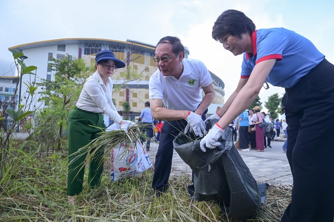 Lãnh đạo Bộ Nông nghiệp và Môi trường “xắn tay áo” cùng người dân dọn rác sau lễ phát động- Ảnh 3. Lãnh đạo Bộ Nông nghiệp và Môi trường “xắn tay áo” cùng người dân dọn rác sau lễ phát động- Ảnh 3.