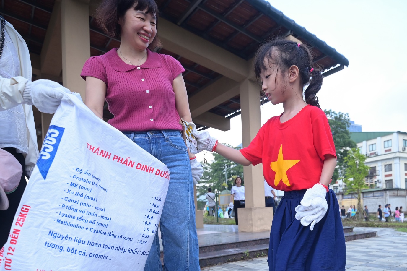 Lãnh đạo Bộ Nông nghiệp và Môi trường “xắn tay áo” cùng người dân dọn rác sau lễ phát động- Ảnh 4. Lãnh đạo Bộ Nông nghiệp và Môi trường “xắn tay áo” cùng người dân dọn rác sau lễ phát động- Ảnh 4.