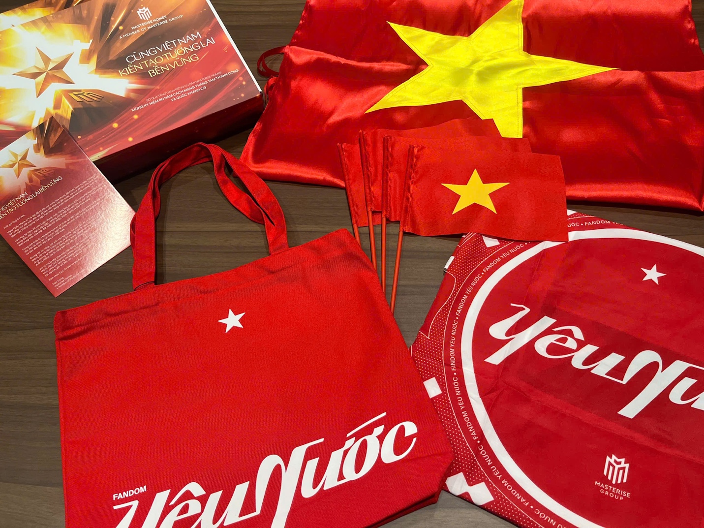 Cư dân Masterise Homes nhận quà "Yêu nước", tự hào chung tay "phủ đỏ Việt Nam"- Ảnh 1. Cư dân Masterise Homes nhận quà "Yêu nước", tự hào chung tay "phủ đỏ Việt Nam"- Ảnh 1.