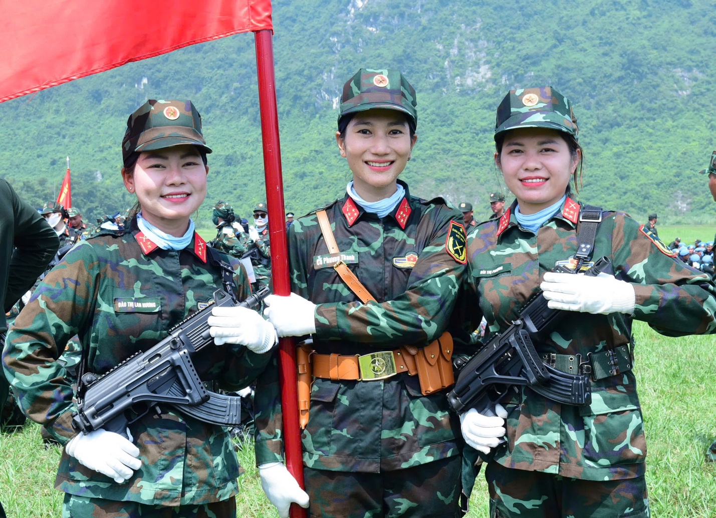 Những "bông hồng thép" gác tình riêng, chắc tay súng trên thao trường hướng về đại lễ- Ảnh 3. Những "bông hồng thép" gác tình riêng, chắc tay súng trên thao trường hướng về đại lễ- Ảnh 3.