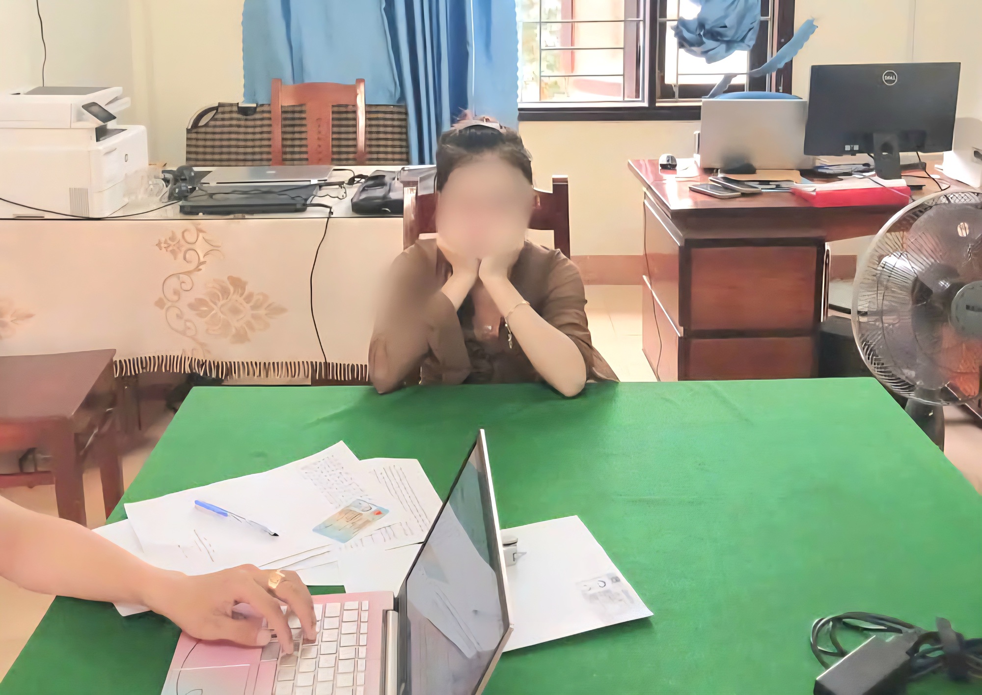 Giải cứu hai thiếu nữ làm việc ở quán karaoke bị đòi tiền chuộc 50 triệu đồng- Ảnh 1. Giải cứu hai thiếu nữ làm việc ở quán karaoke bị đòi tiền chuộc 50 triệu đồng- Ảnh 1.