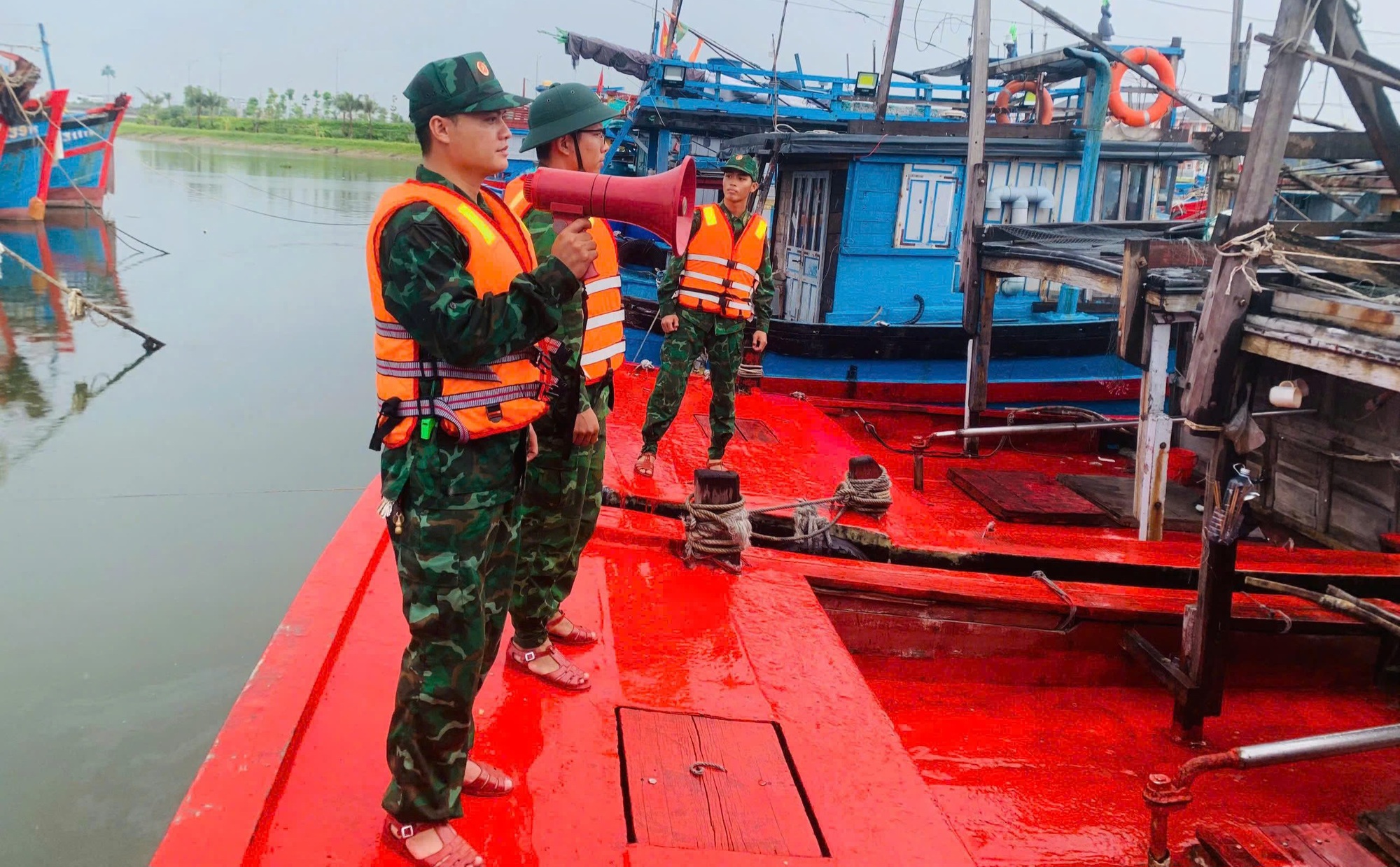 Nhiều địa phương ở miền Trung cấm biển trước khi bão số 5 đổ bộ- Ảnh 9. Nhiều địa phương ở miền Trung cấm biển trước khi bão số 5 đổ bộ- Ảnh 9.