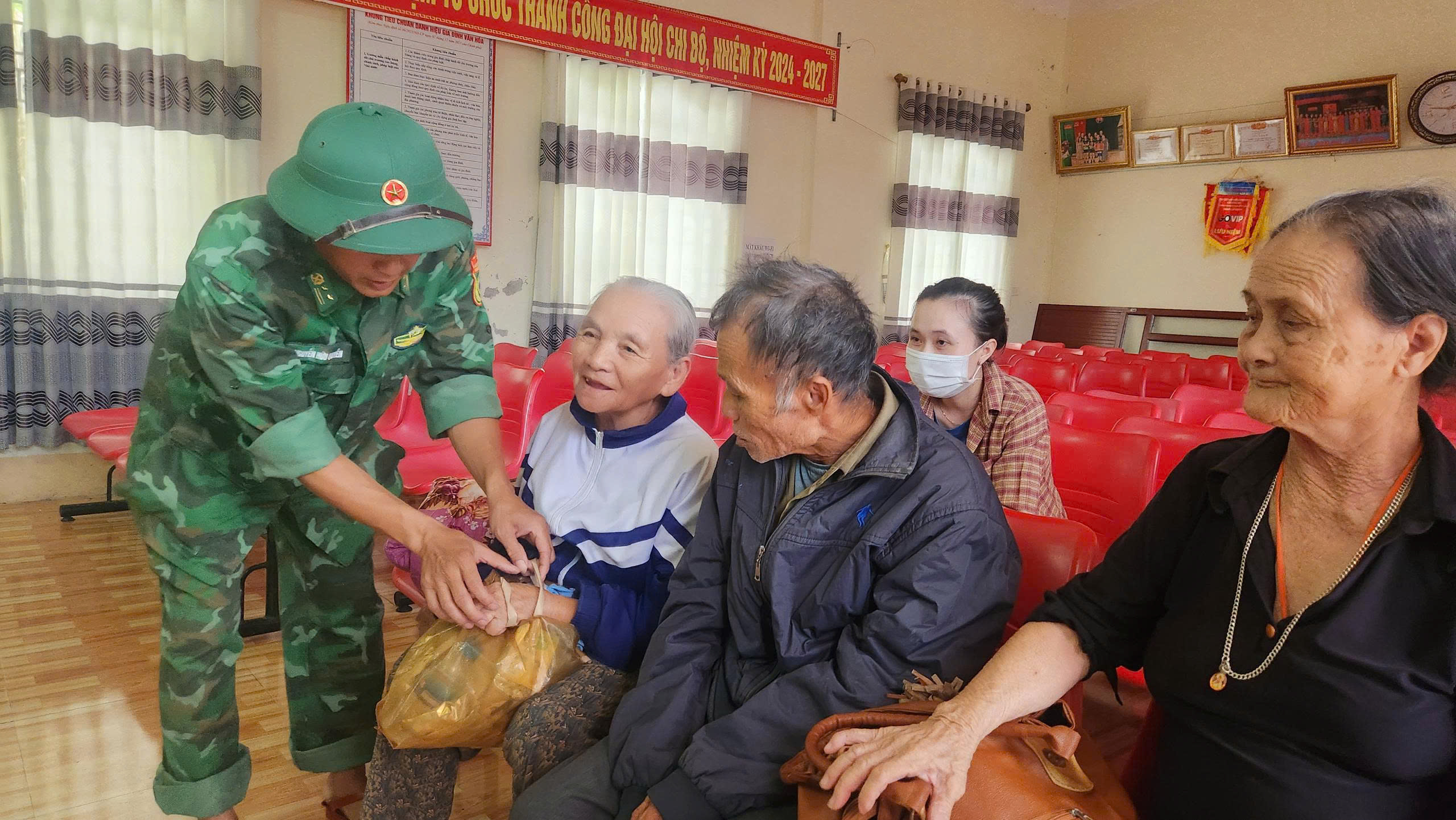 Hà Tĩnh sơ tán 4.300 người để tránh bão số 5- Ảnh 2. Hà Tĩnh sơ tán 4.300 người để tránh bão số 5- Ảnh 2.