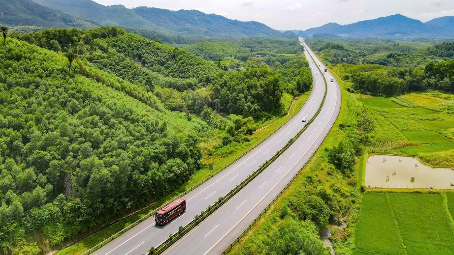 Kỷ lục thi công tuyến cao tốc dài nhất Việt Nam- Ảnh 1.