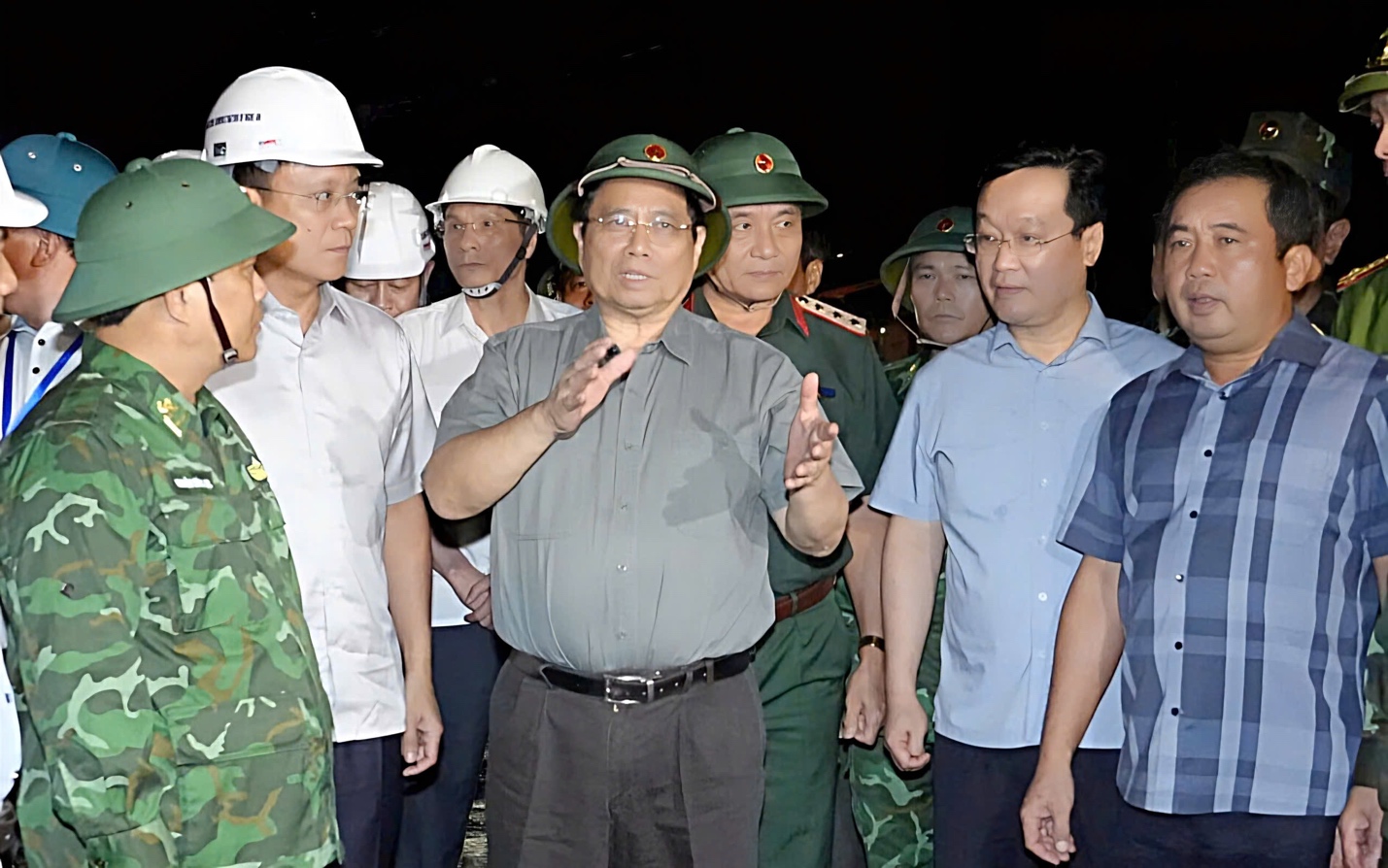 Thủ tướng Chính phủ trực tiếp chỉ đạo công tác ứng phó bão số 5 tại Nghệ An- Ảnh 3. Thủ tướng Chính phủ trực tiếp chỉ đạo công tác ứng phó bão số 5 tại Nghệ An- Ảnh 3.