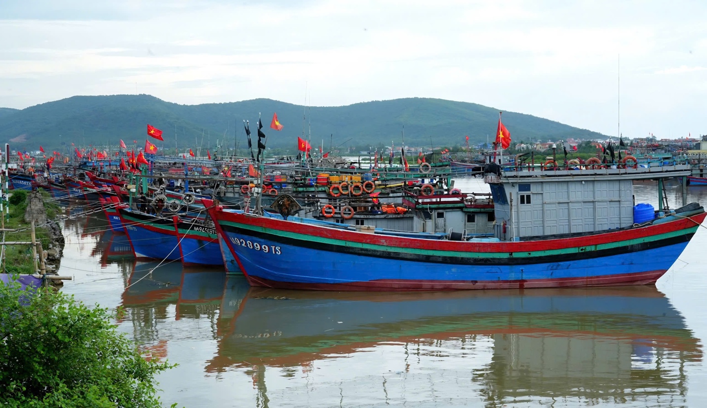Nghệ An: Hơn 2.900 tàu thuyền đã về nơi tránh, trú an toàn trước khi bão số 5 đổ bộ- Ảnh 1.