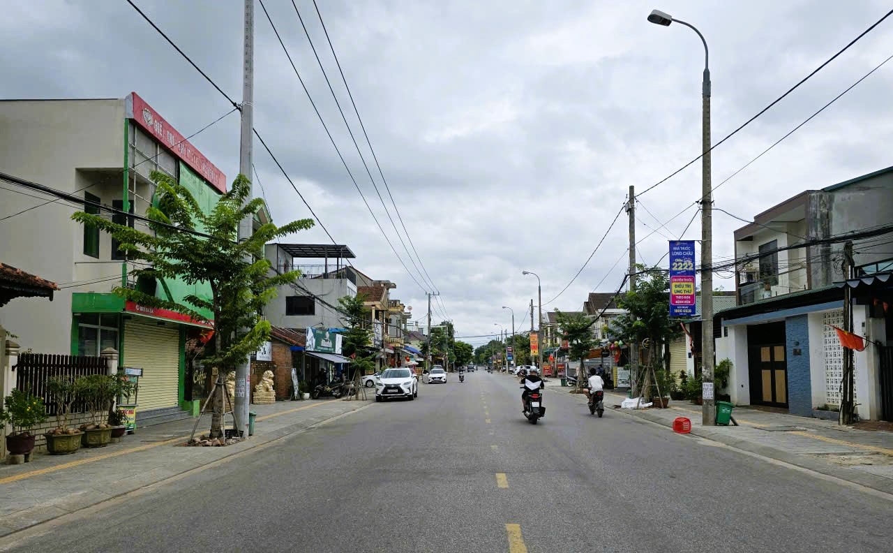 Quảng Trị: Tàu thuyền về bến neo đậu, người dân "gặt chạy bão" chằng chống nhà cửa- Ảnh 14. Quảng Trị: Tàu thuyền về bến neo đậu, người dân "gặt chạy bão" chằng chống nhà cửa- Ảnh 14.