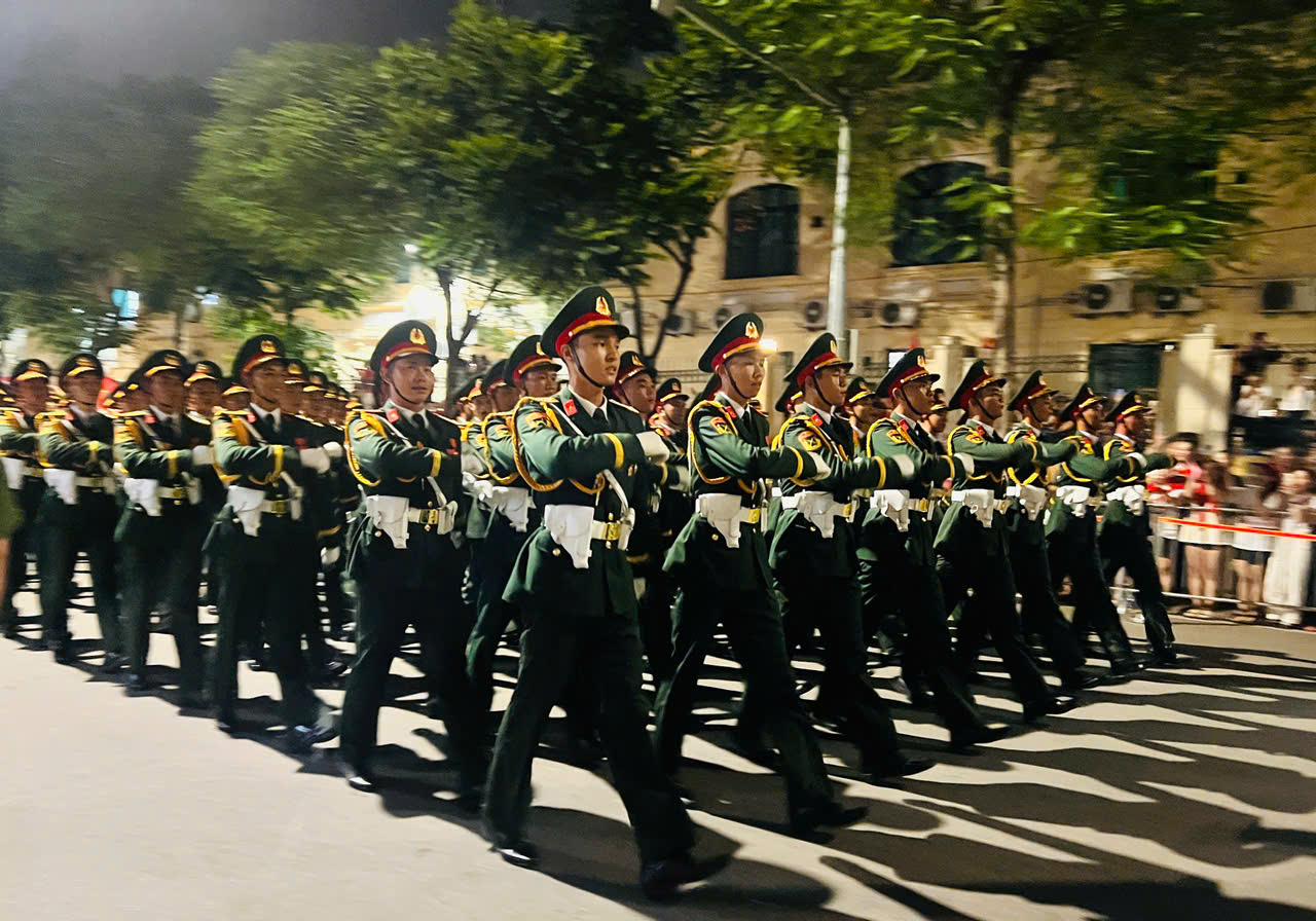 Tổng hợp luyện lần 2: Hoàn thiện đội hình, sẵn sàng cho ngày Đại lễ Quốc khánh 2/9- Ảnh 5. Tổng hợp luyện lần 2: Hoàn thiện đội hình, sẵn sàng cho ngày Đại lễ Quốc khánh 2/9- Ảnh 5.