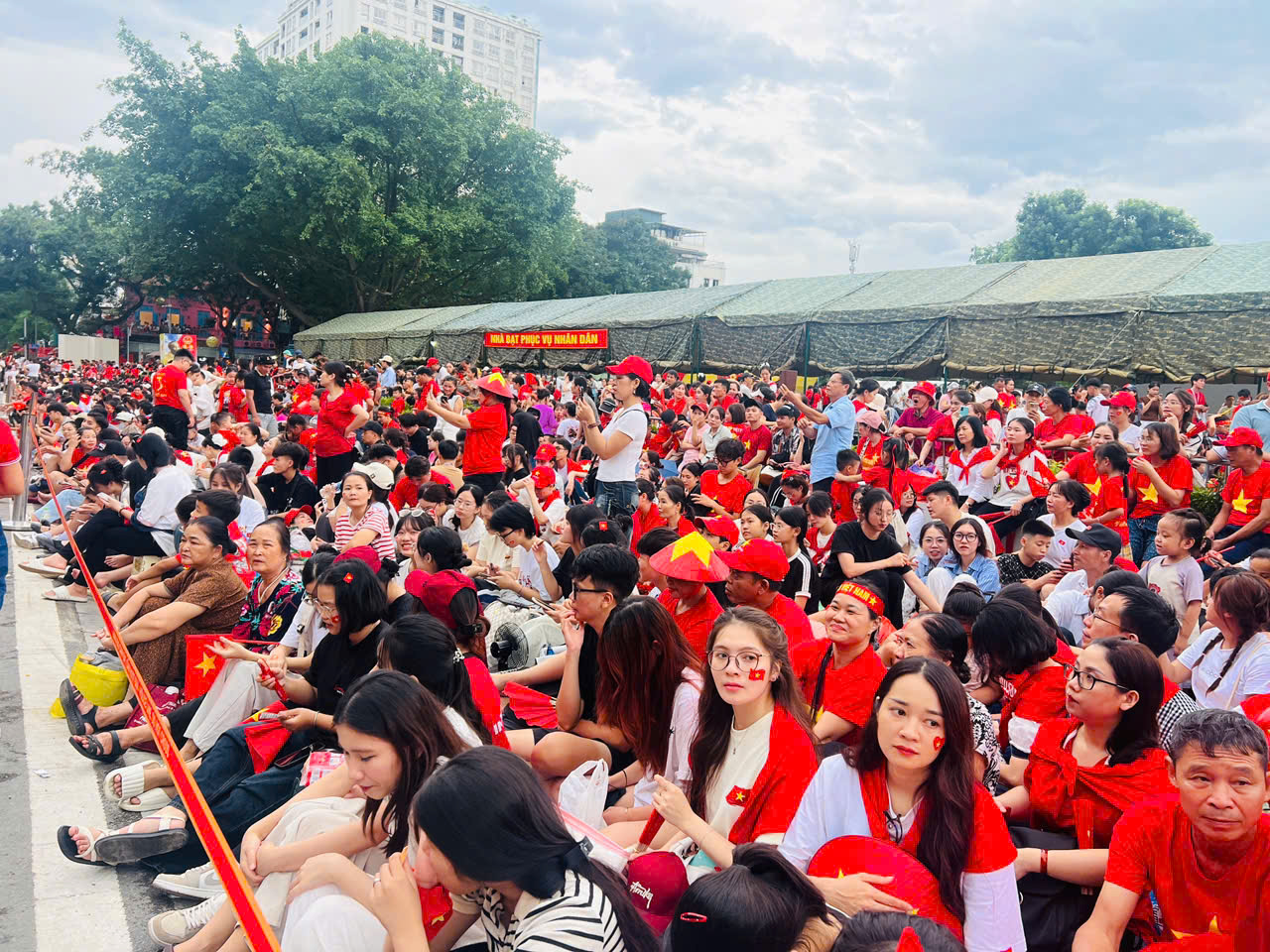 Thu xếp nơi nghỉ mát, miễn phí bánh mỳ, nước uống cho người dân xem diễu binh, diễu hành- Ảnh 1. Thu xếp nơi nghỉ mát, miễn phí bánh mỳ, nước uống cho người dân xem diễu binh, diễu hành- Ảnh 1.