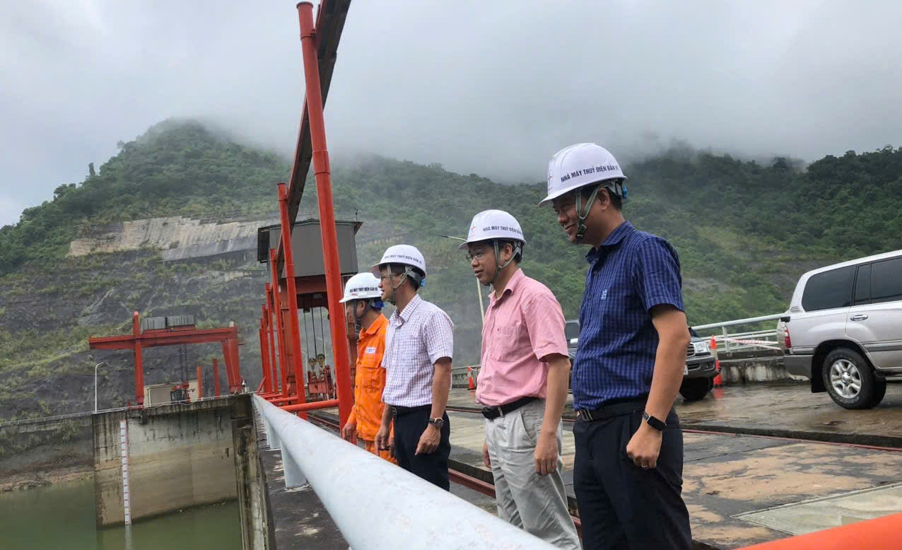 Lãnh đạo EVNGENCO1 trực tiếp chỉ đạo tại Thủy điện Bản Vẽ, chủ động ứng phó với bão số 5- Ảnh 1. Lãnh đạo EVNGENCO1 trực tiếp chỉ đạo tại Thủy điện Bản Vẽ, chủ động ứng phó với bão số 5- Ảnh 1.
