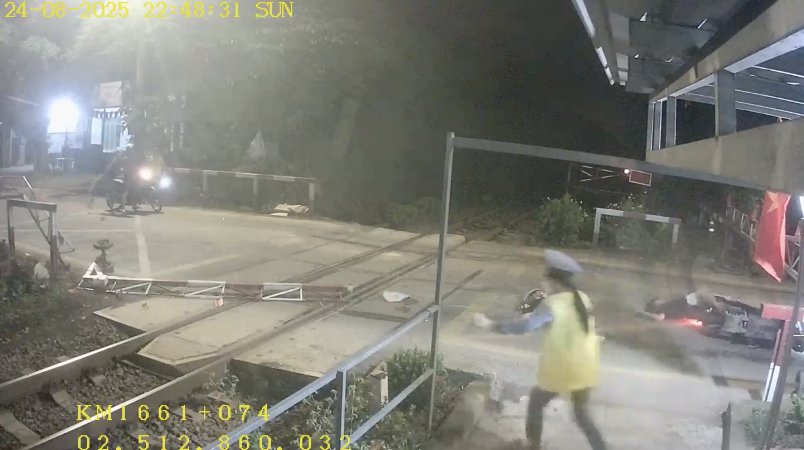 Liên tiếp xảy ra tai nạn xe máy tông gãy dàn chắn đường sắt tại Đồng Nai- Ảnh 1. Liên tiếp xảy ra tai nạn xe máy tông gãy dàn chắn đường sắt tại Đồng Nai- Ảnh 1.