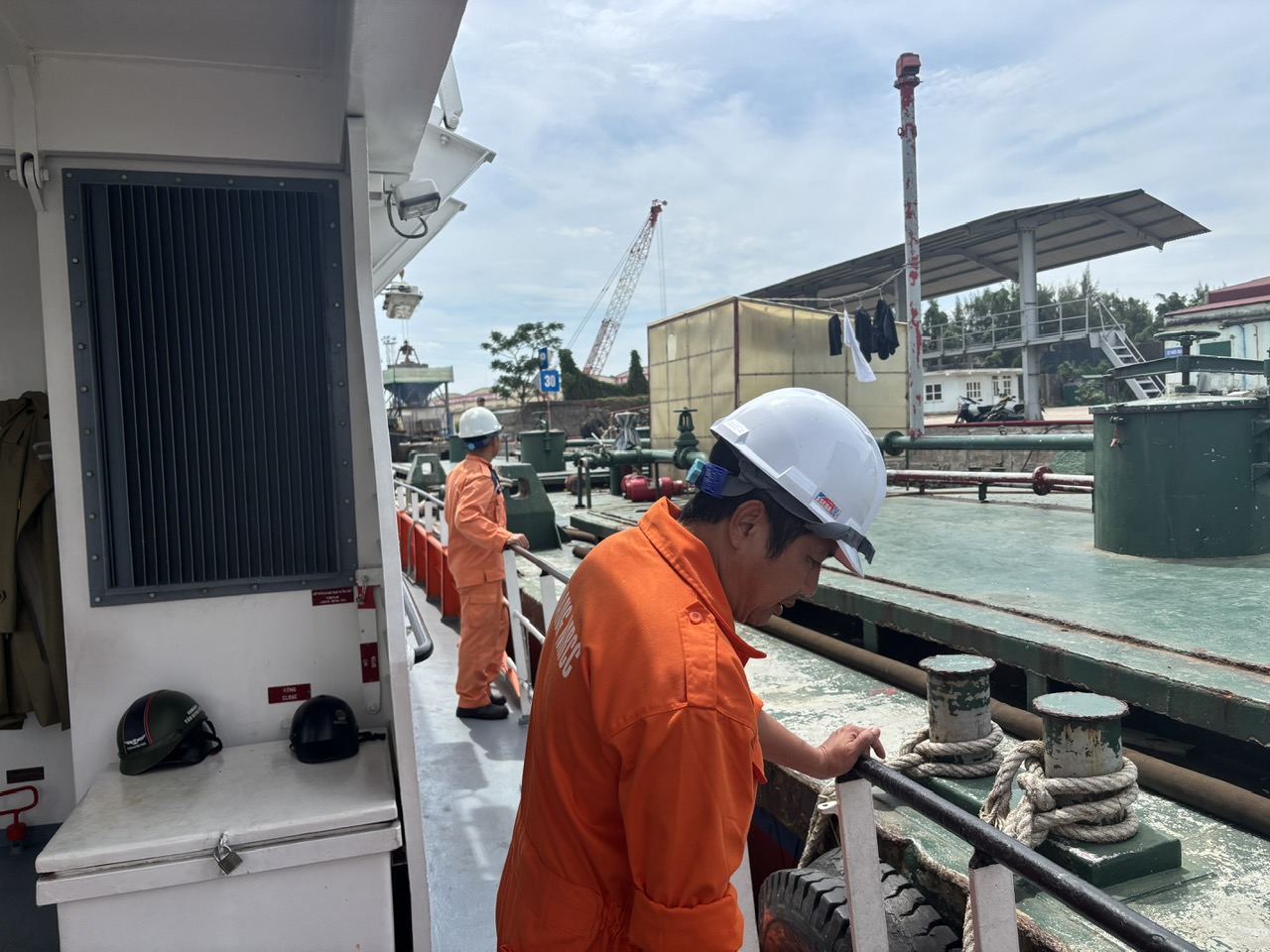 Hàng hải yêu cầu tăng cường kiểm tra phao, luồng, chủ động ứng phó hoàn lưu bão số 5- Ảnh 2.