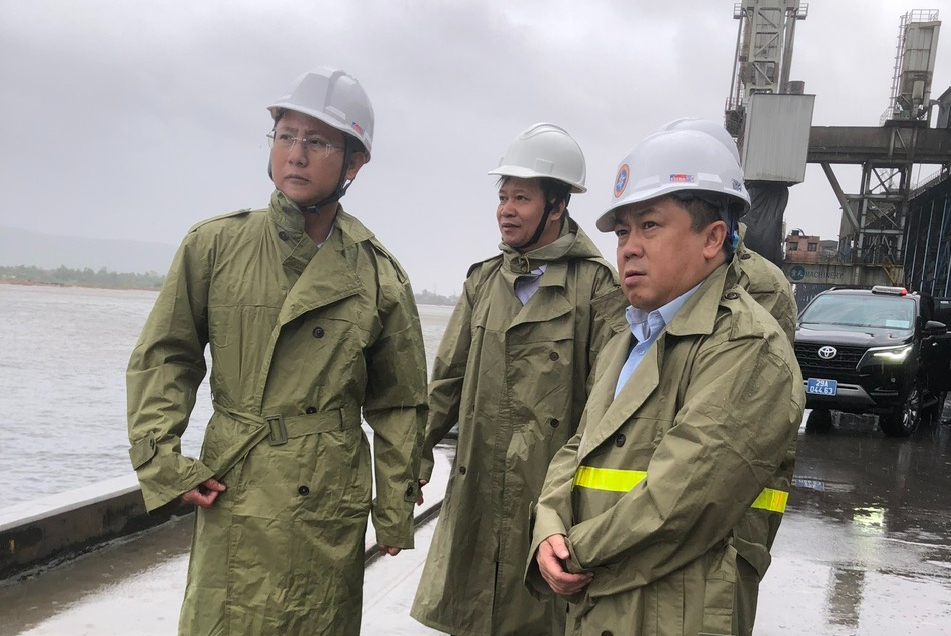 Hàng hải yêu cầu tăng cường kiểm tra phao, luồng, chủ động ứng phó hoàn lưu bão số 5- Ảnh 1.