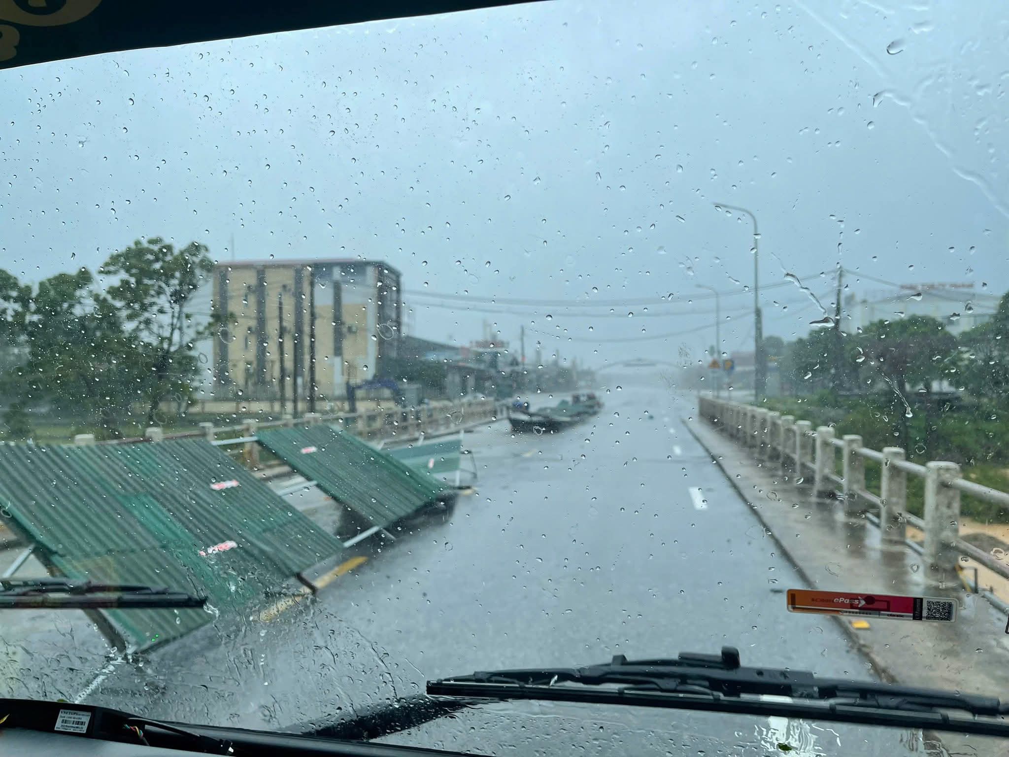 Bão số 5 quần thảo Nghệ An, đường phố Cửa Lò ngập sâu, nhiều cây xanh gãy đổ- Ảnh 8. Bão số 5 quần thảo Nghệ An, đường phố Cửa Lò ngập sâu, nhiều cây xanh gãy đổ- Ảnh 8.