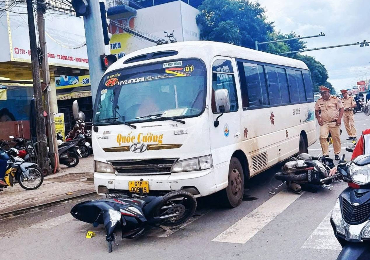 Đồng Nai: Xe khách tông loạt xe máy dừng đèn đỏ, một người nhập viện- Ảnh 1. Đồng Nai: Xe khách tông loạt xe máy dừng đèn đỏ, một người nhập viện- Ảnh 1.