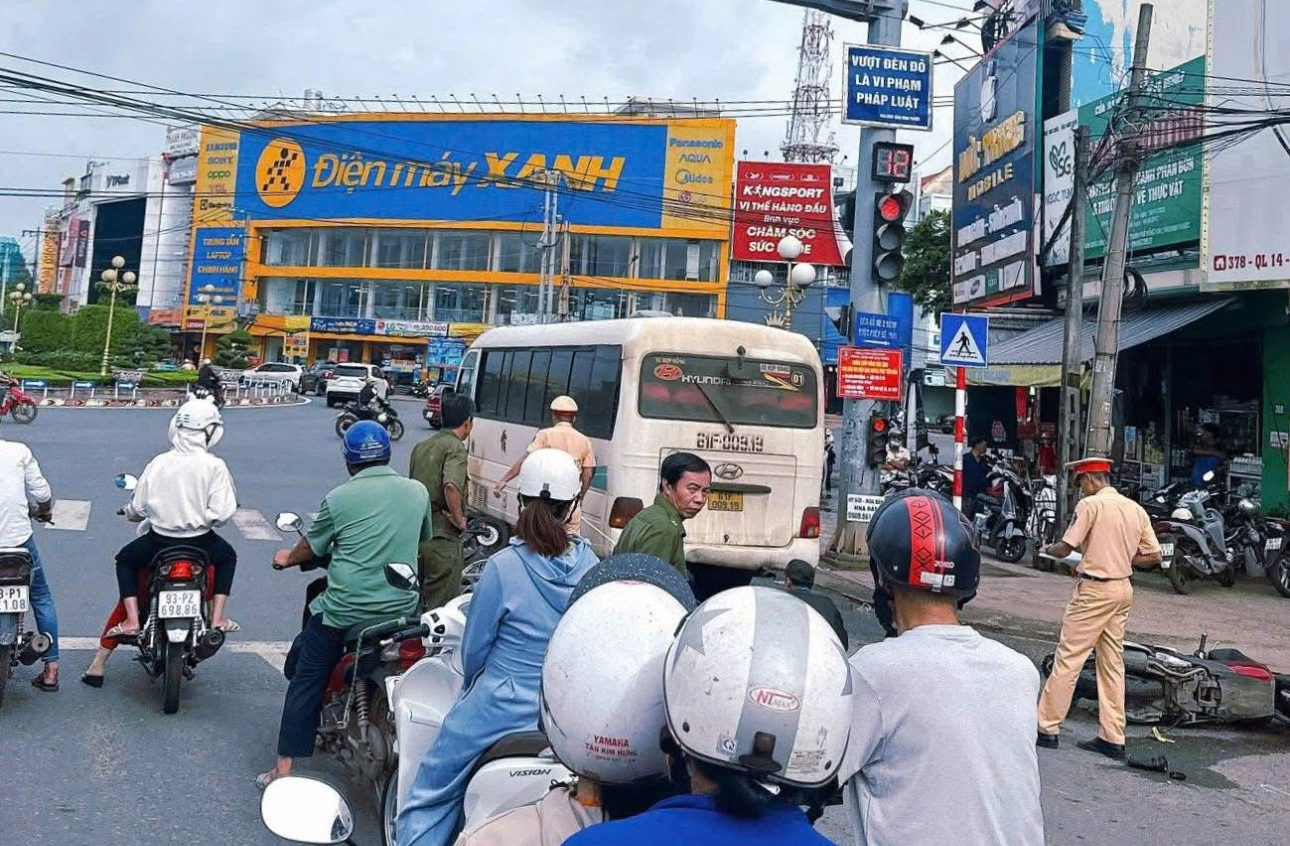 Đồng Nai: Xe khách tông loạt xe máy dừng đèn đỏ, một người nhập viện- Ảnh 2. Đồng Nai: Xe khách tông loạt xe máy dừng đèn đỏ, một người nhập viện- Ảnh 2.