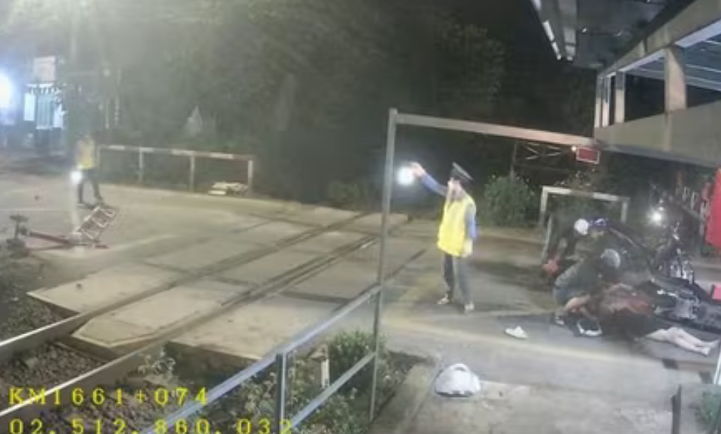 Xe máy tông gãy gác chắn đường sắt, tàu SE12 phải dừng khẩn cấp giữa đêm- Ảnh 1.