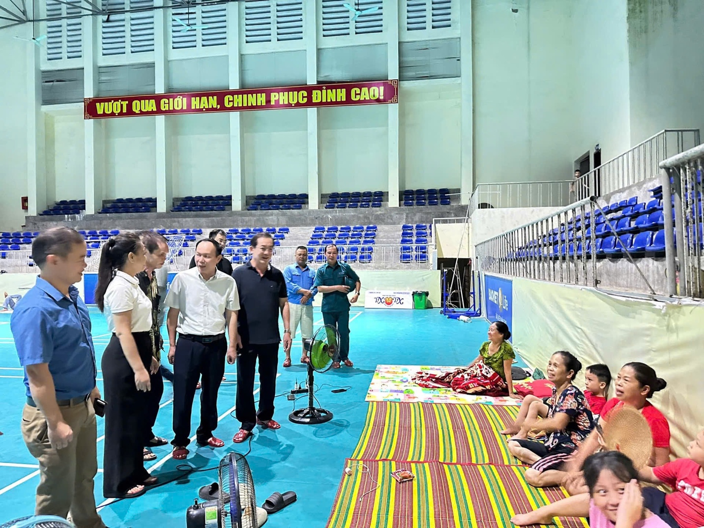 Nghệ An: Những suất cơm ấm tình nơi tránh trú bão- Ảnh 6. Nghệ An: Những suất cơm ấm tình nơi tránh trú bão- Ảnh 6.