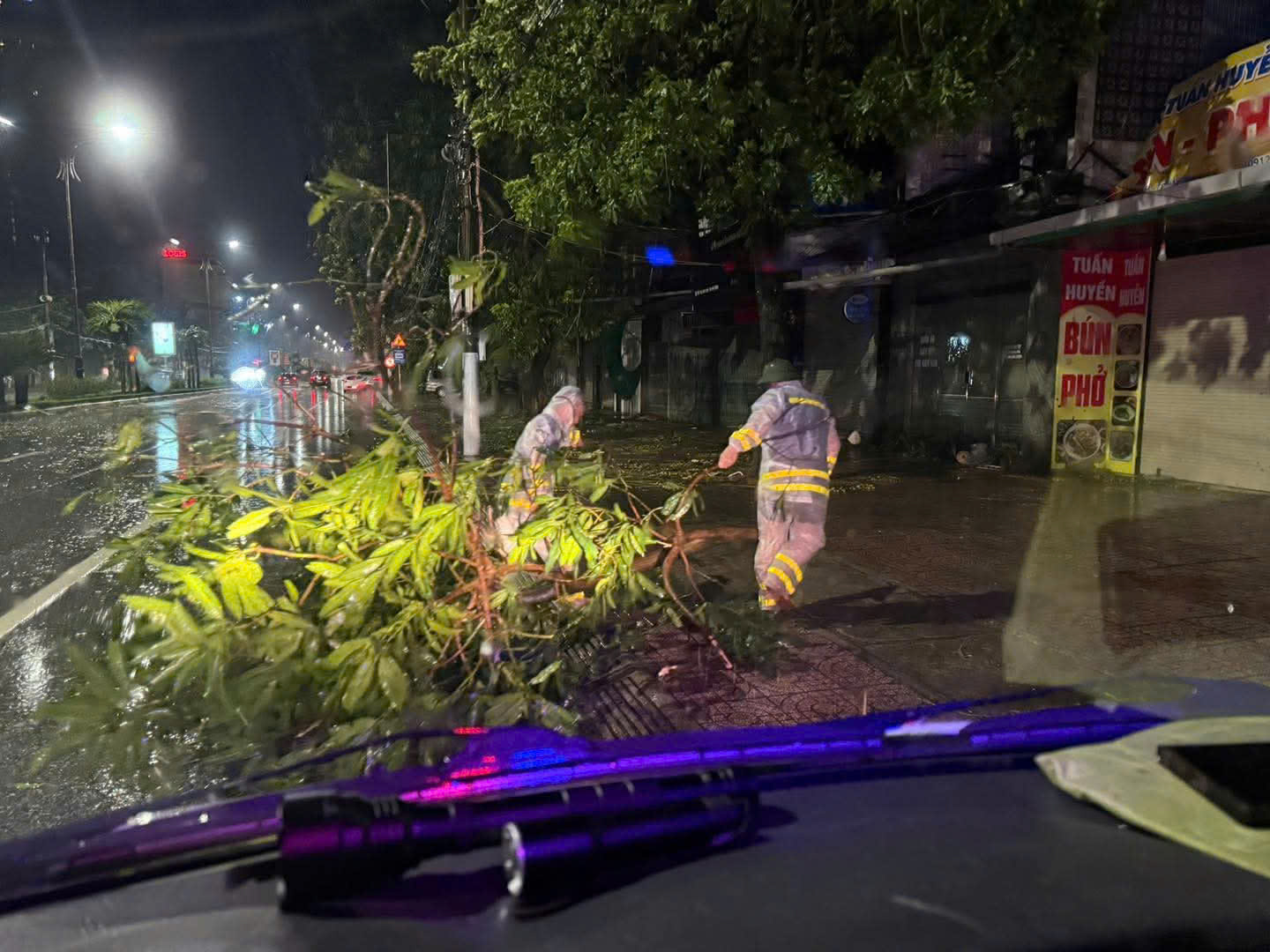 Hà Tĩnh - Nghệ An: Xuyên đêm dọn cây đổ, khơi thông giao thông sau bão số 5- Ảnh 3. Hà Tĩnh - Nghệ An: Xuyên đêm dọn cây đổ, khơi thông giao thông sau bão số 5- Ảnh 3.