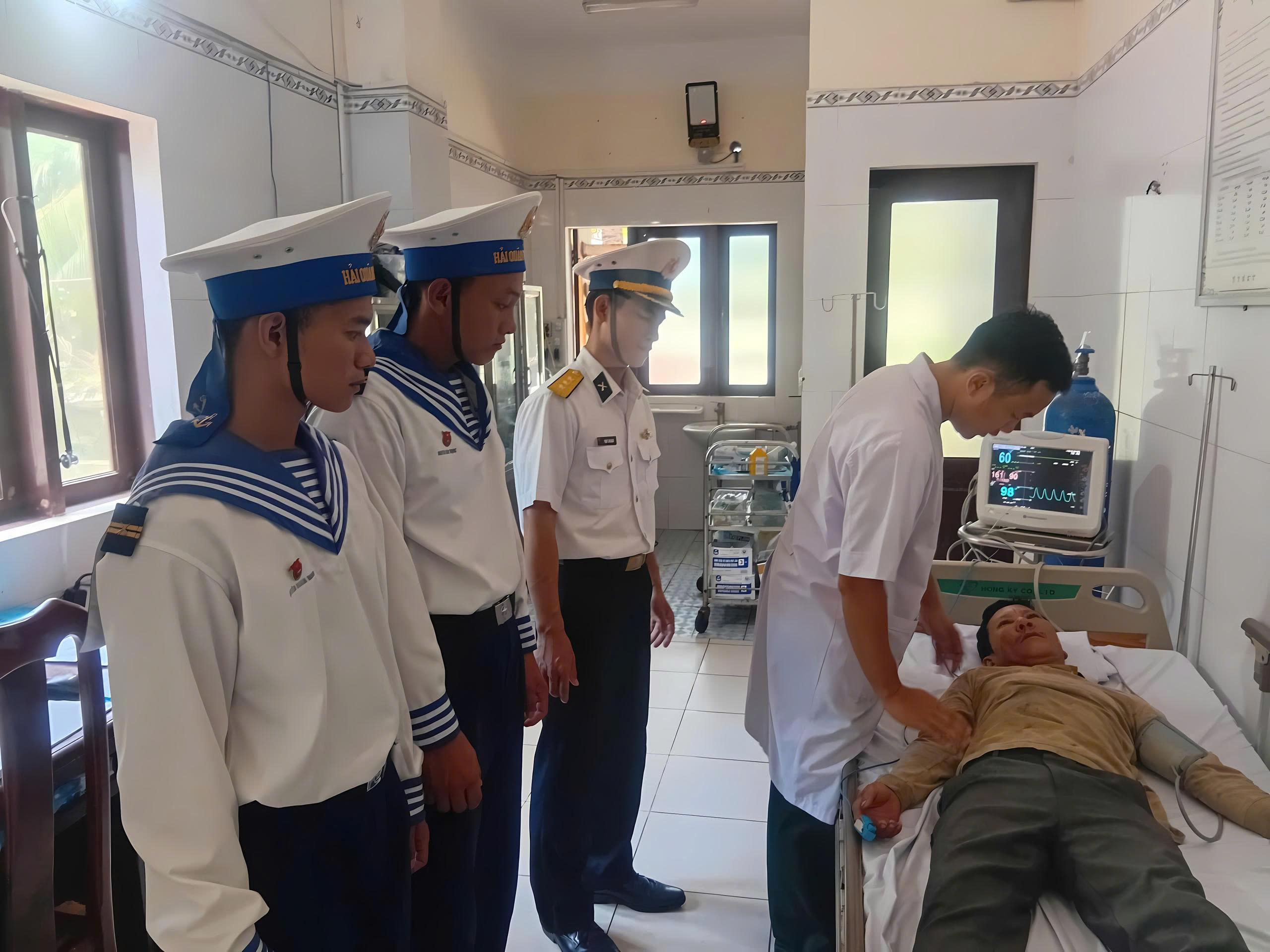 Bộ đội Trường Sa cứu ngư dân bị đột quỵ liệt nửa người khi đánh bắt trên biển- Ảnh 1. Bộ đội Trường Sa cứu ngư dân bị đột quỵ liệt nửa người khi đánh bắt trên biển- Ảnh 1.