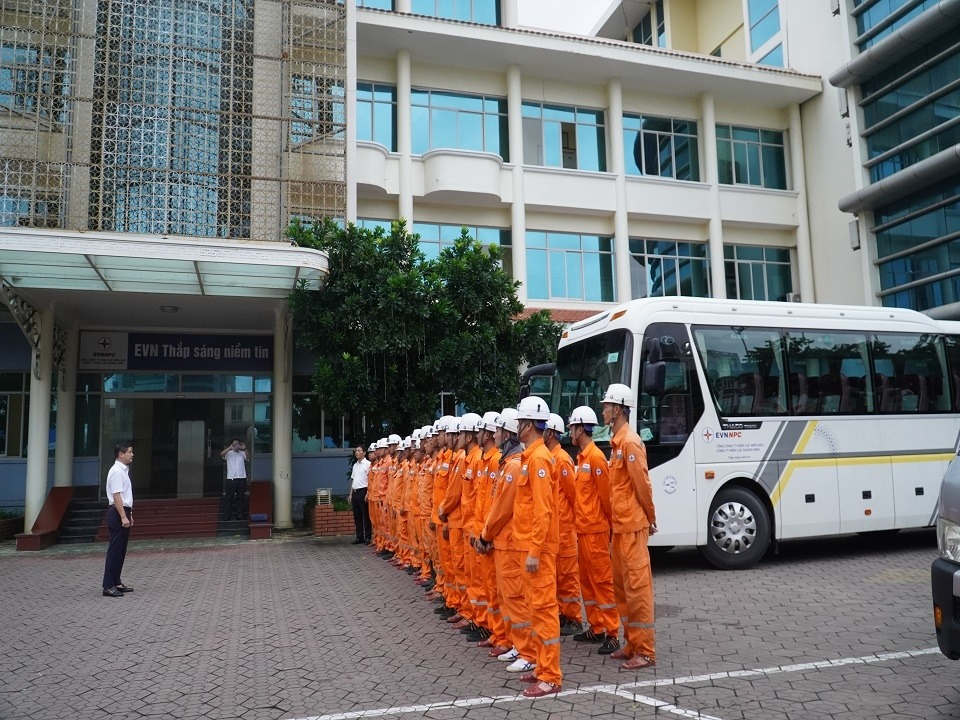 Xuyên đêm vượt bão, người lính áo cam khôi phục sự cố điện ở Nghệ An - Hà Tĩnh- Ảnh 3.