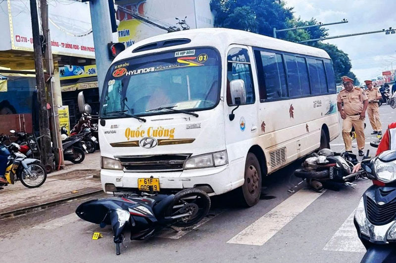 Hiện trường xe khách tông loạt xe máy ở vòng xoay Đồng Xoài. Hiện trường xe khách tông loạt xe máy ở vòng xoay Đồng Xoài.