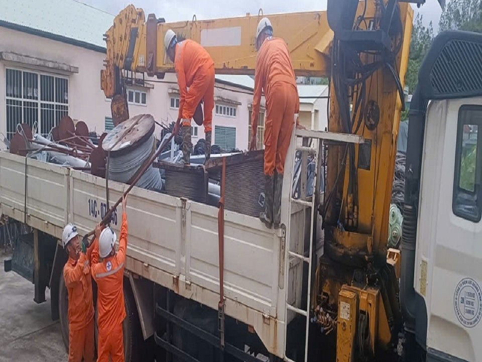 Xuyên đêm vượt bão, người lính áo cam khôi phục sự cố điện ở Nghệ An - Hà Tĩnh- Ảnh 4.