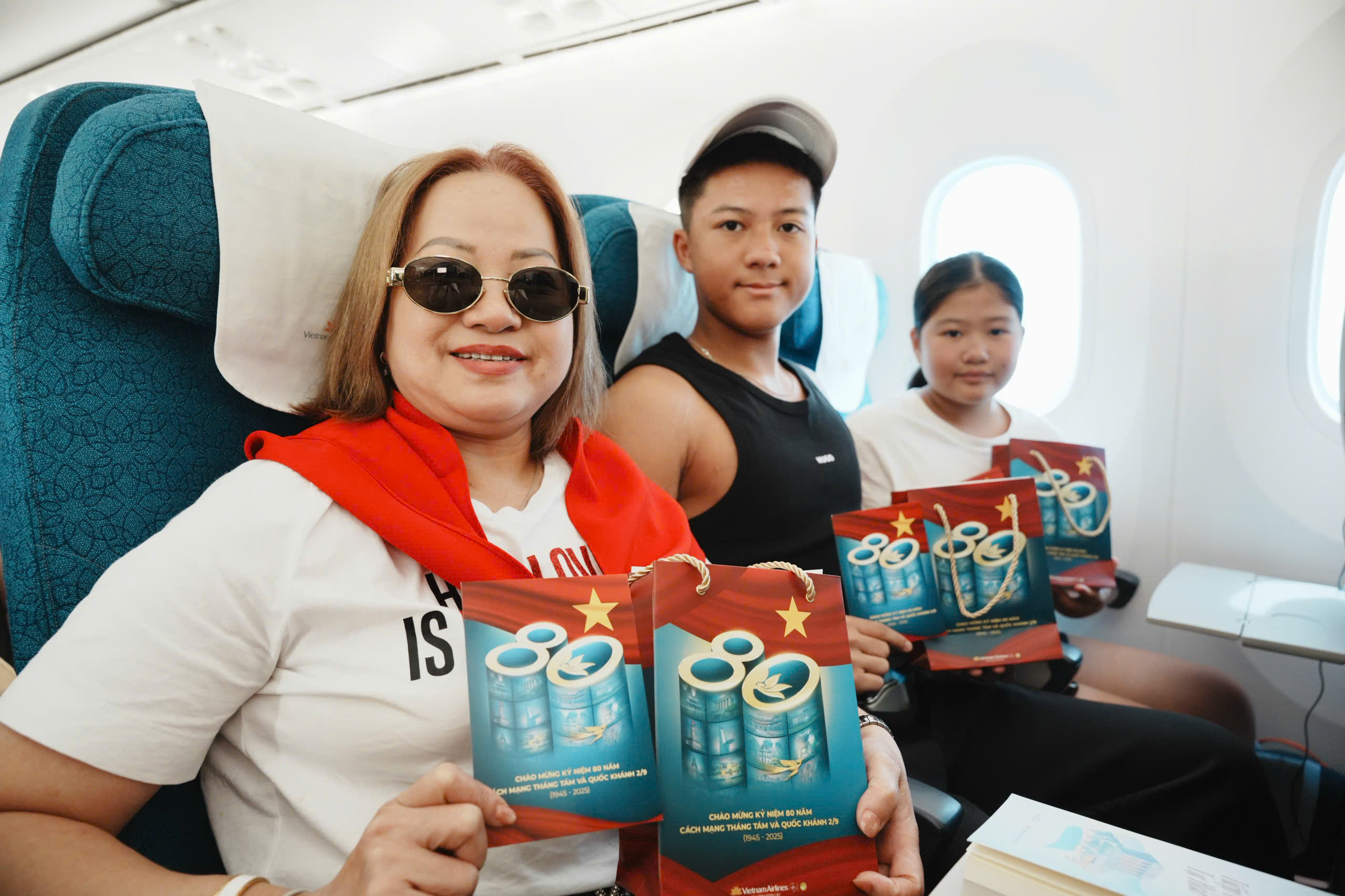 Chuyến bay “Cất cánh tự hào Việt Nam” kỷ niệm 80 năm Quốc khánh 2/9- Ảnh 10. Chuyến bay “Cất cánh tự hào Việt Nam” kỷ niệm 80 năm Quốc khánh 2/9- Ảnh 10.